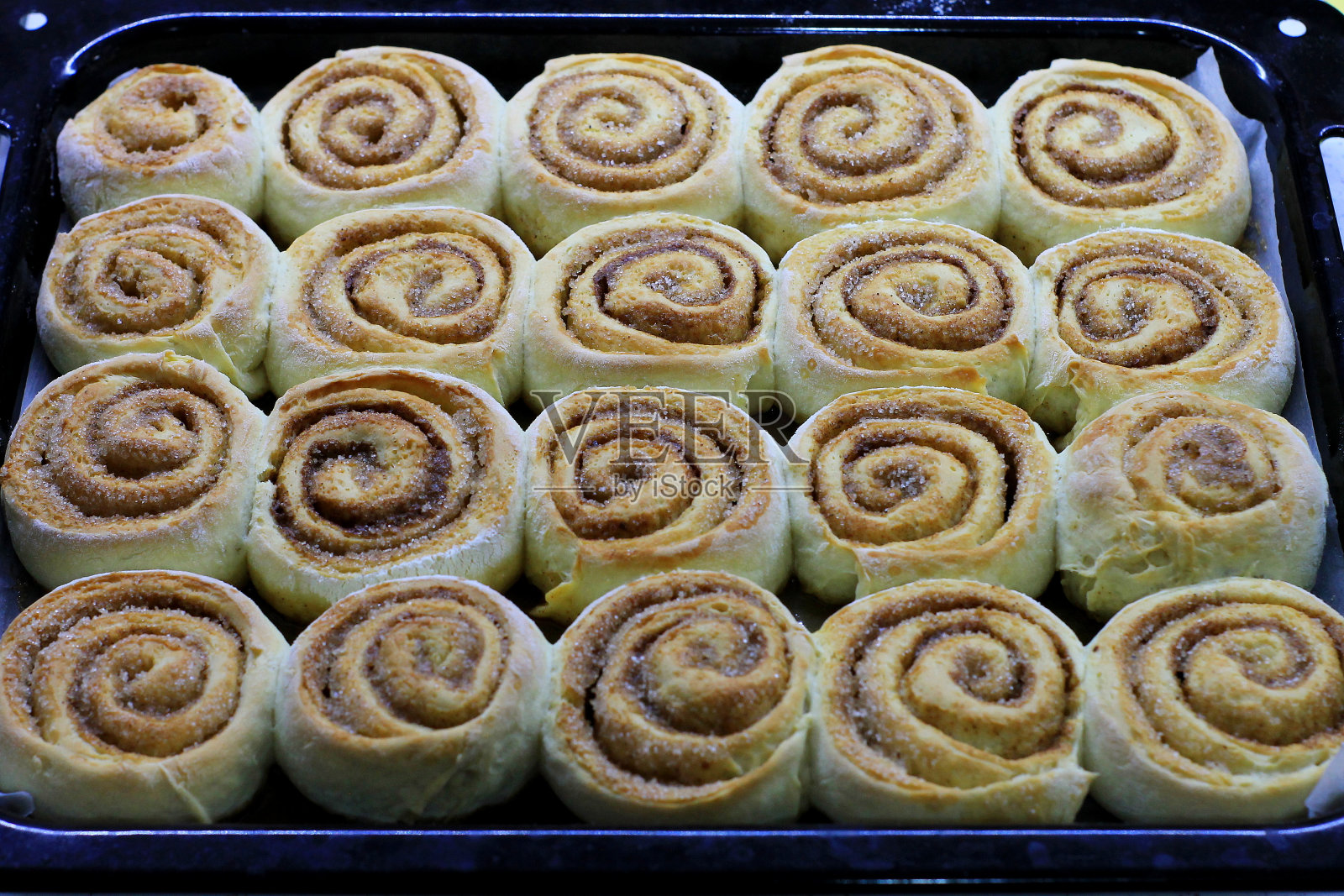 美味的自制肉桂面包配上肉桂和奶油酱照片摄影图片