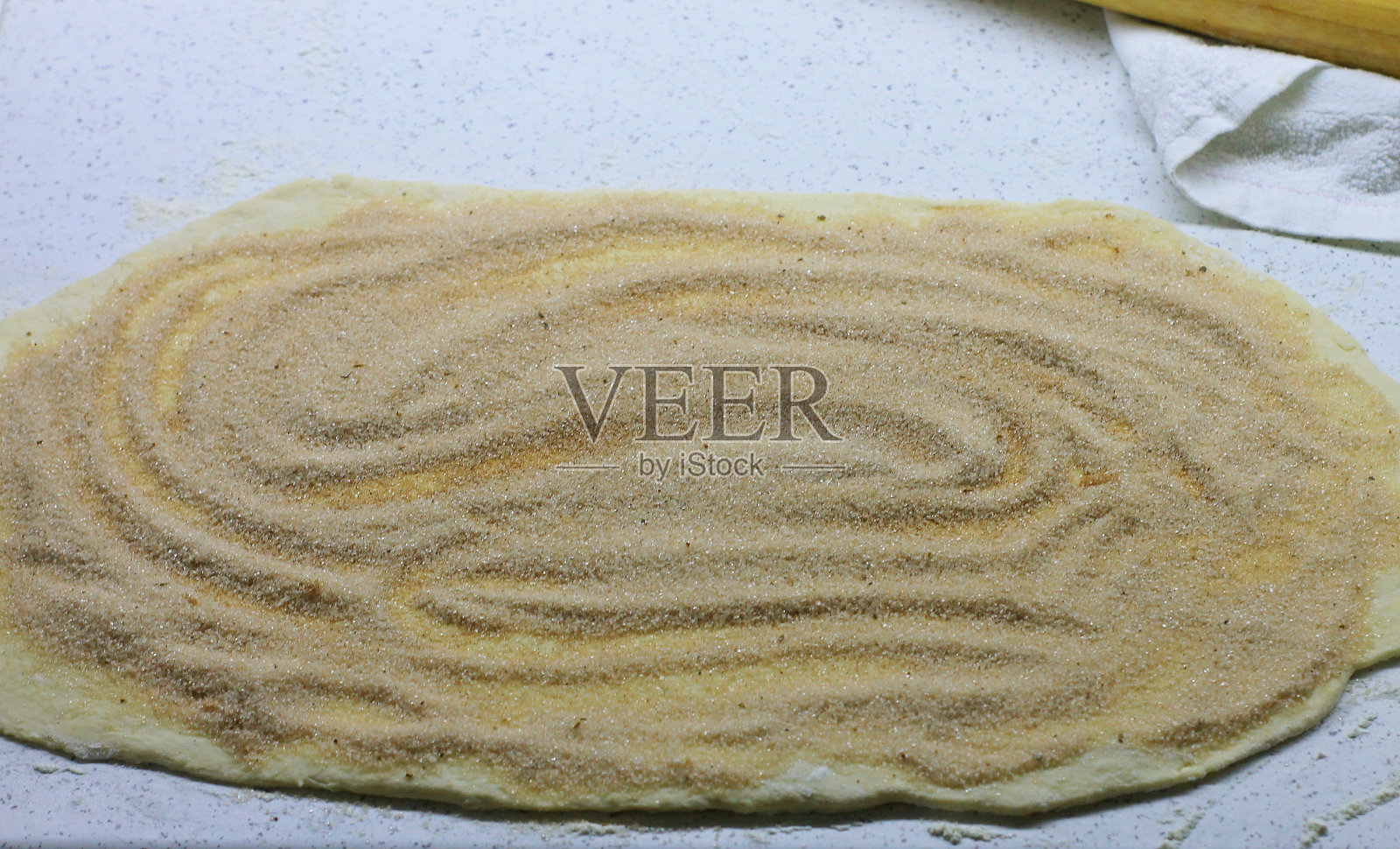 美味的自制肉桂面包配上肉桂和奶油酱照片摄影图片