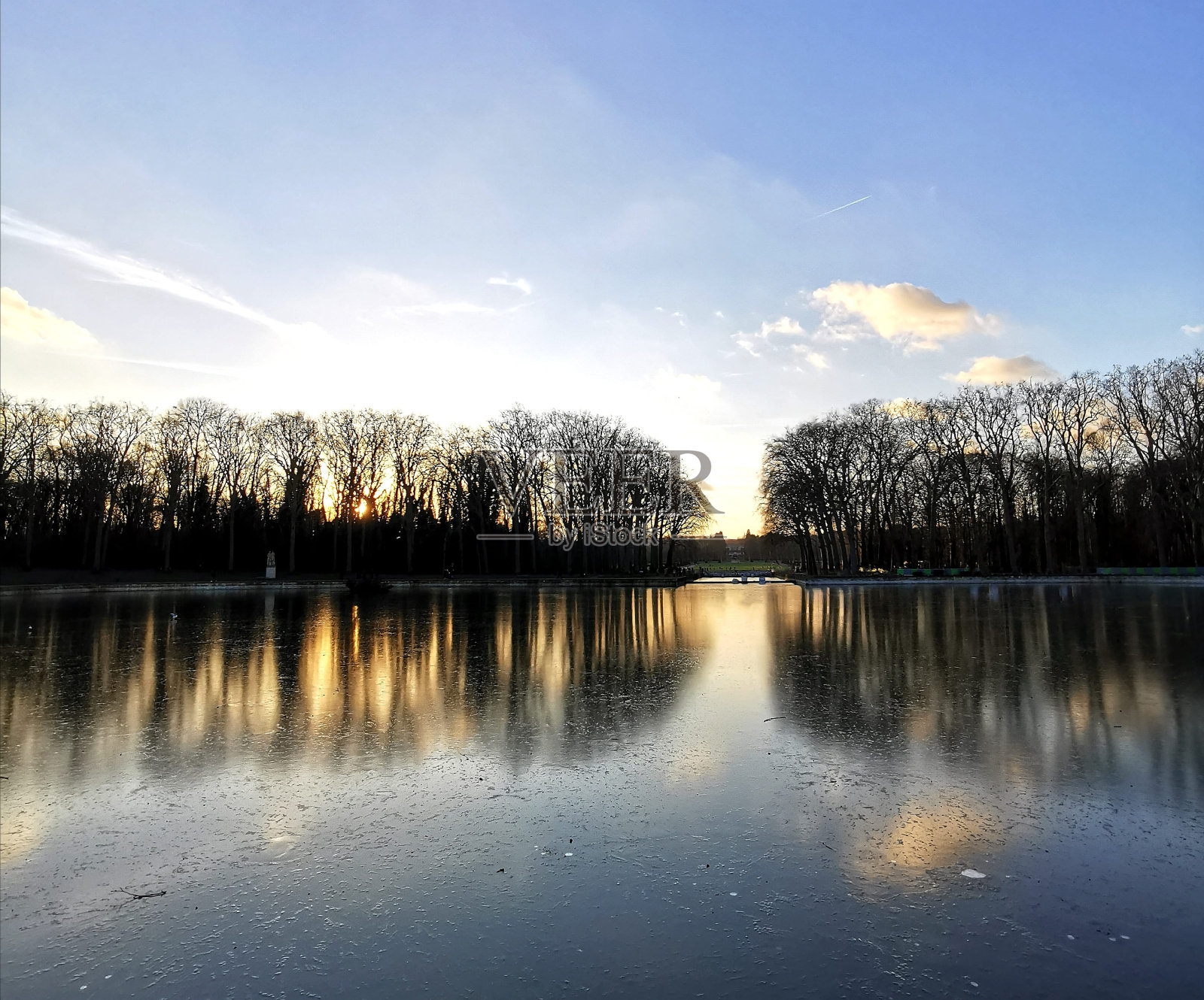 日落在冰冻的湖面上照片摄影图片