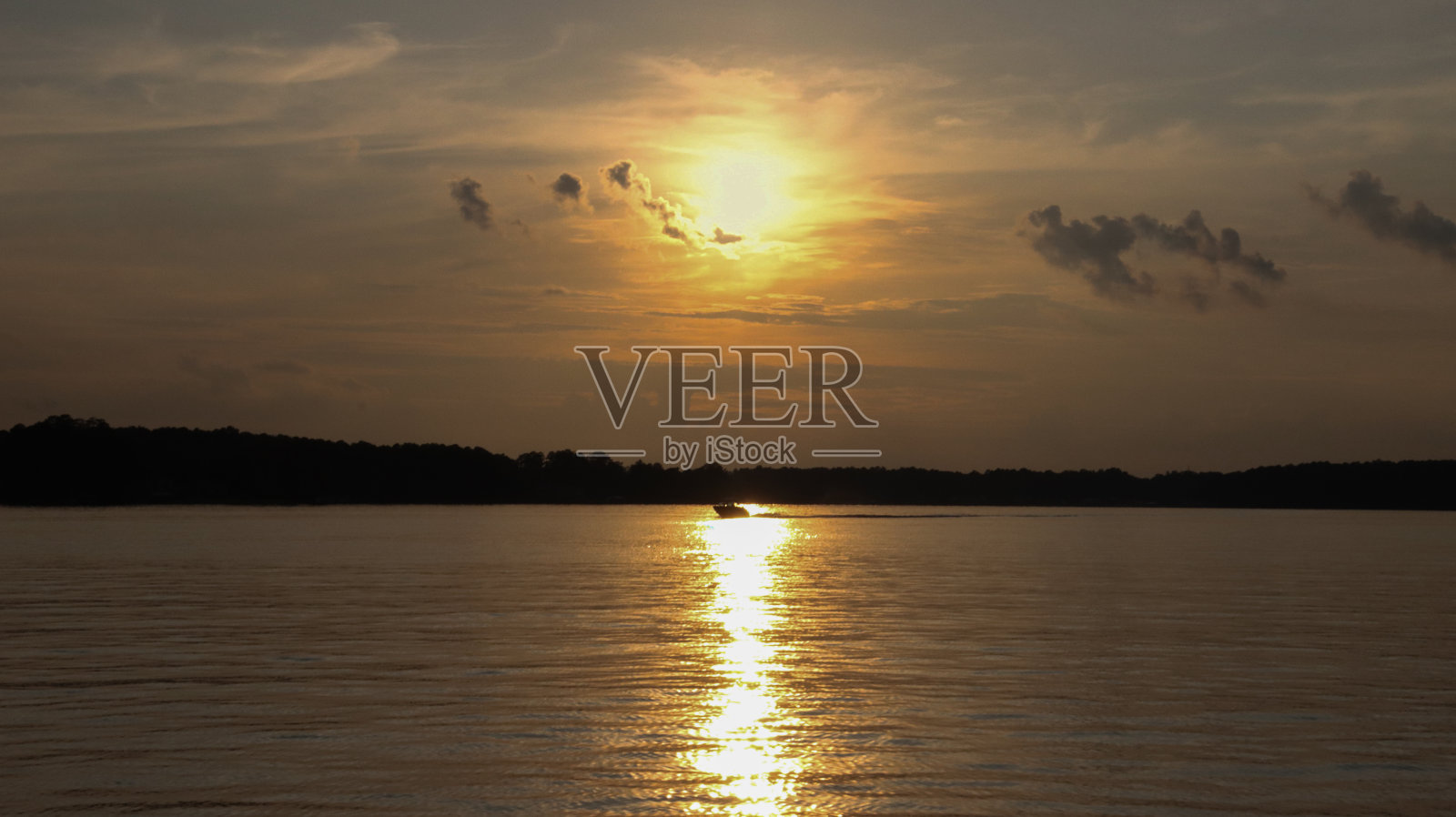 湖轻线船折痕照片摄影图片