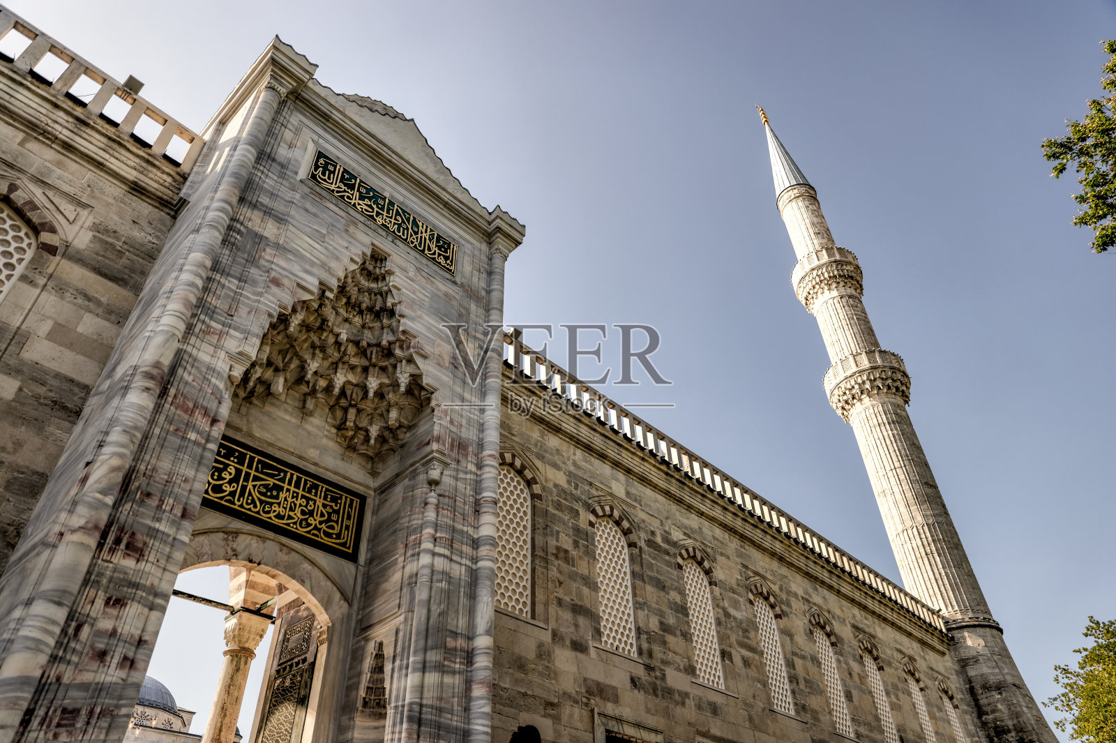 伊斯坦布尔蓝色清真寺的圆顶和宣礼塔的外景照片摄影图片