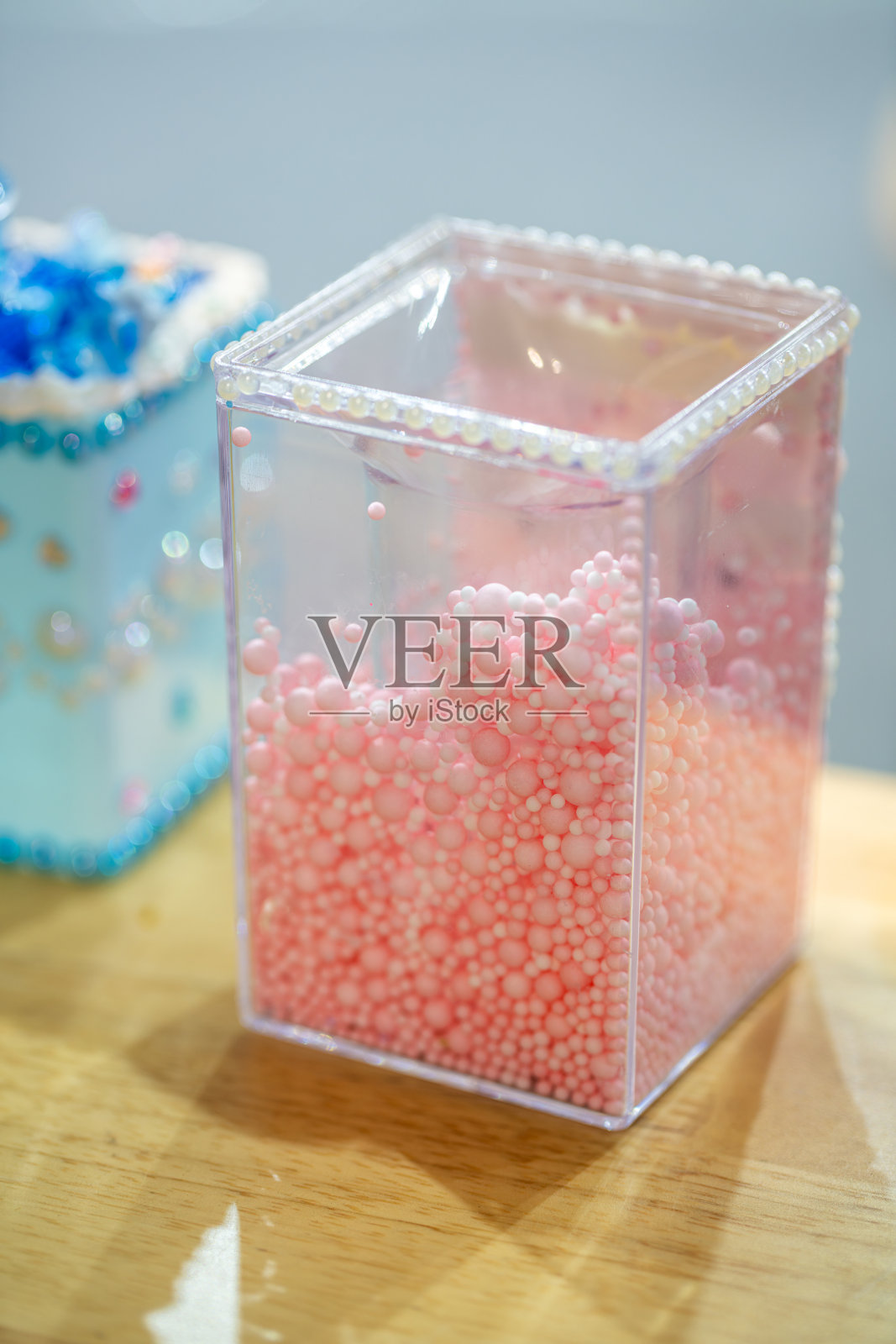 盒子里有许多粉红色的球照片摄影图片