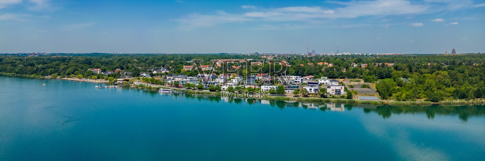 德国莱比锡地区Markkleeberg湖的高角度视图。照片摄影图片