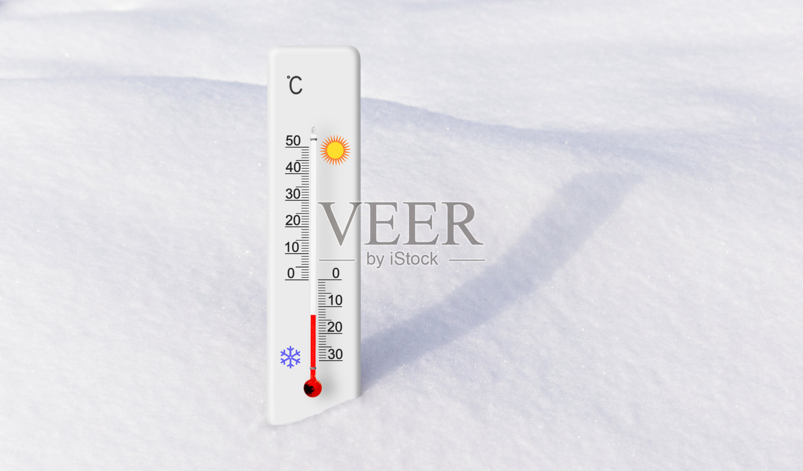 白色的摄氏温度计在雪地里。环境温度零下13度照片摄影图片