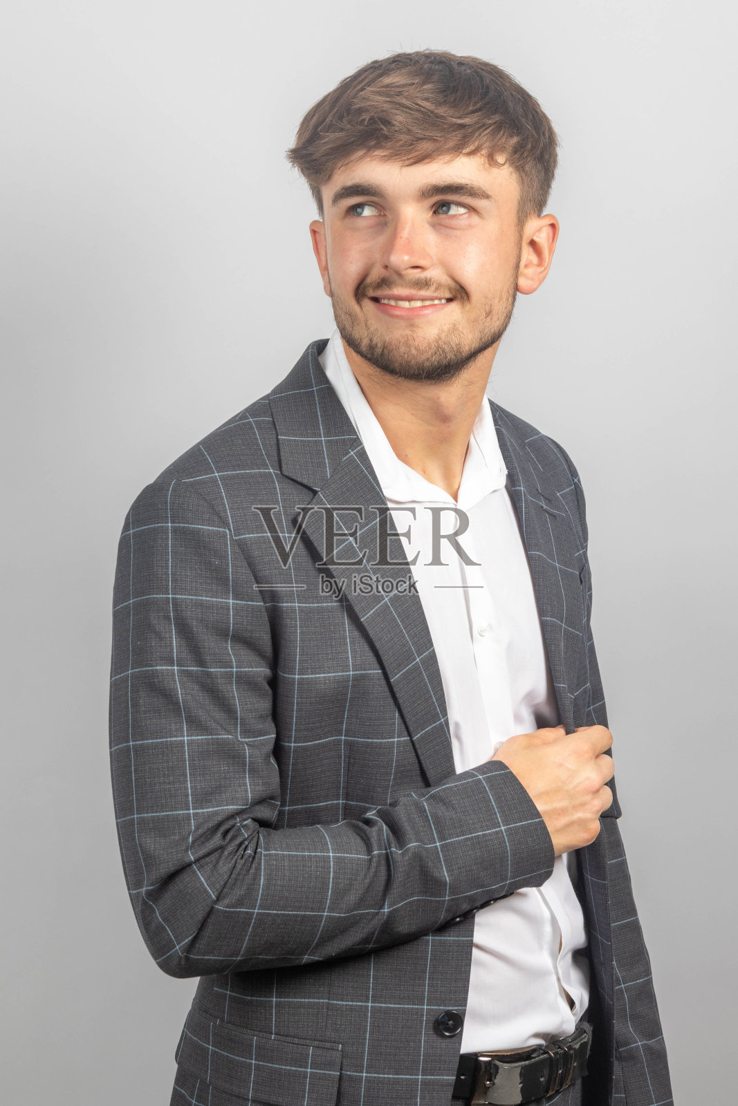 一个穿着开领衬衫的年轻企业家的肖像照片摄影图片