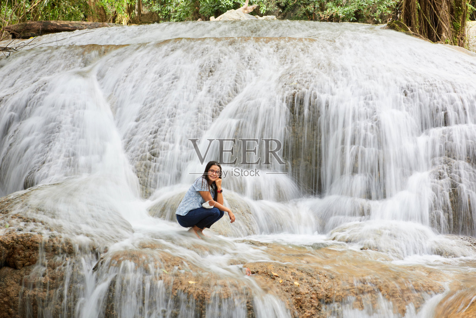 站在森林瀑布中的女人照片摄影图片