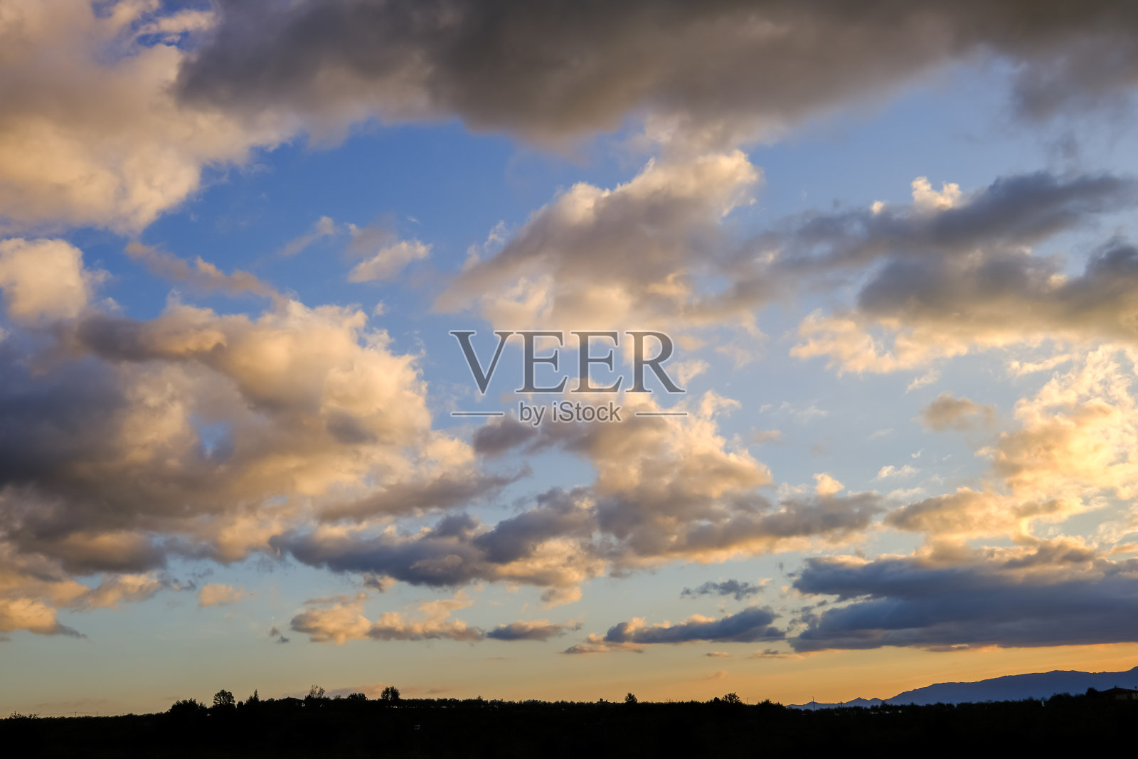 日落黄昏，天空浮云照片摄影图片