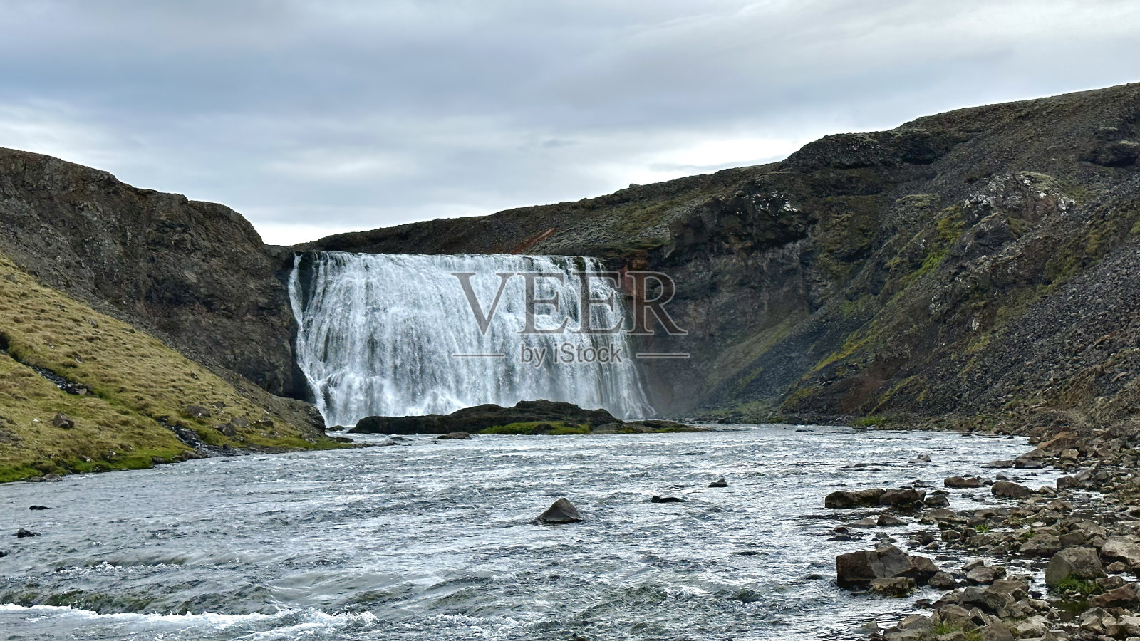 瀑布:岩石地区的大瀑布照片摄影图片