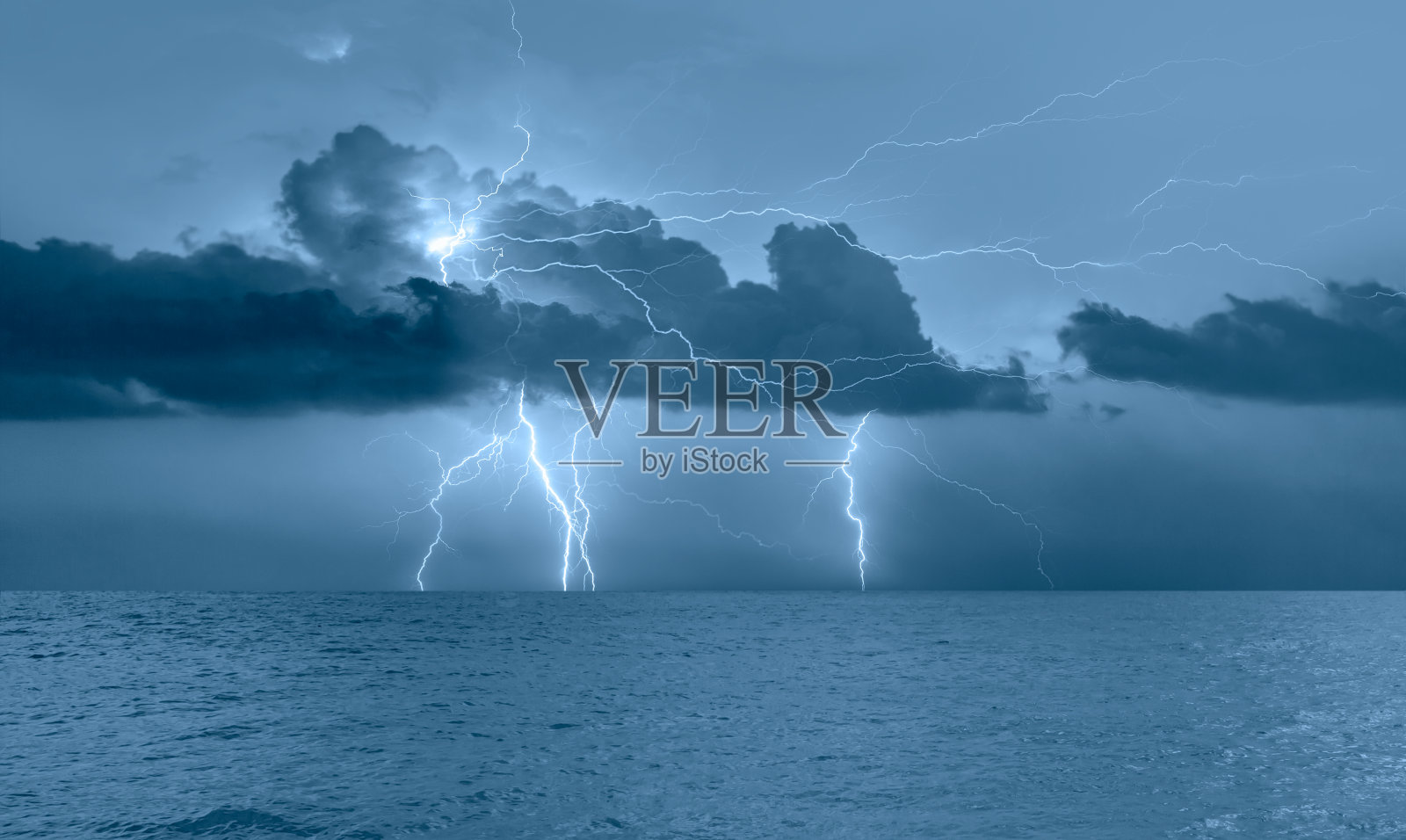 美丽的风景和平静的海面上的闪电照片摄影图片