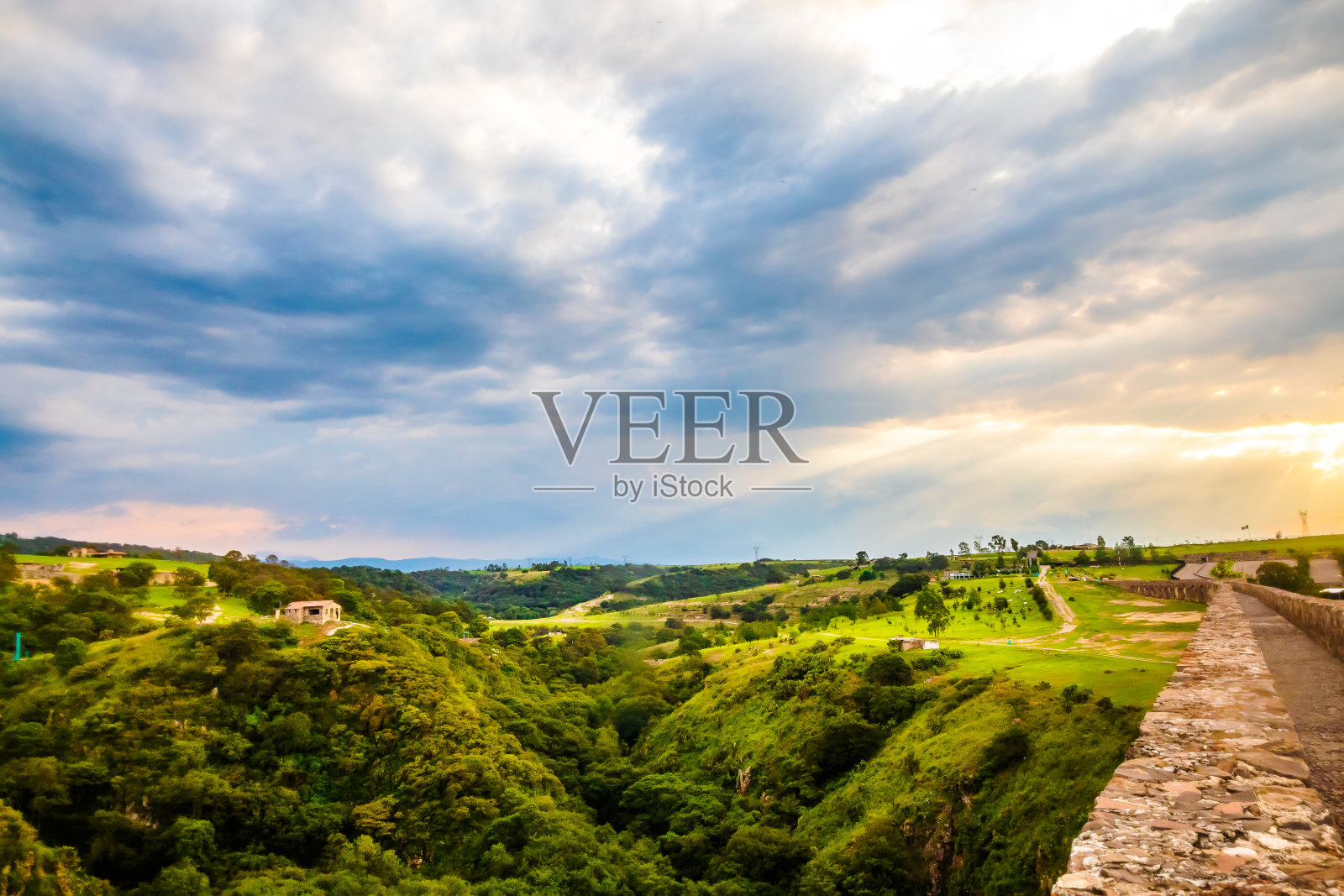 在墨西哥波茨坦州的阿科斯德尔西奥，绿色的田野和蓝天被山谷包围照片摄影图片