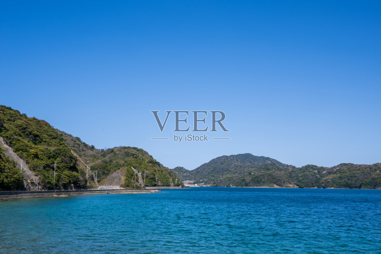 美丽的海岸线和蔚蓝的天空照片摄影图片