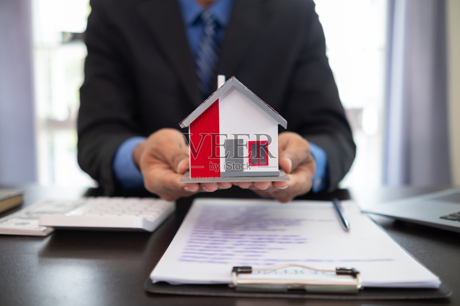 房地产经纪人在选定房屋并与房地产经纪人谈判销售合同后，将房屋交给客户。从可靠的房地产中介那里买房的概念照片摄影图片