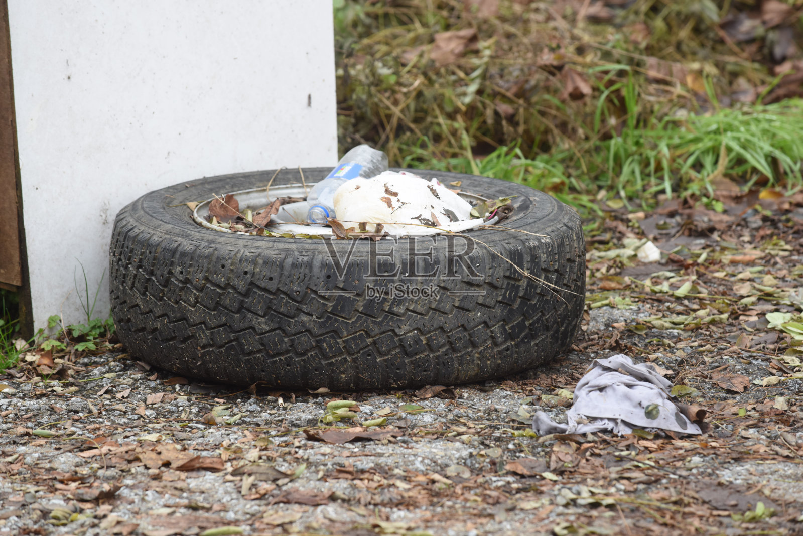 公共场所的垃圾和废弃物照片摄影图片