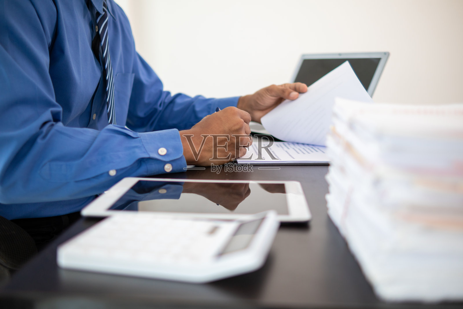 信贷部门正在收集和审查客户的文件，以批准客户能够支付已同意与汽车陈列室交易的汽车的分期付款。照片摄影图片