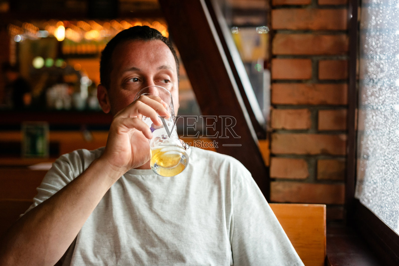 中年男子在酒吧喝啤酒照片摄影图片