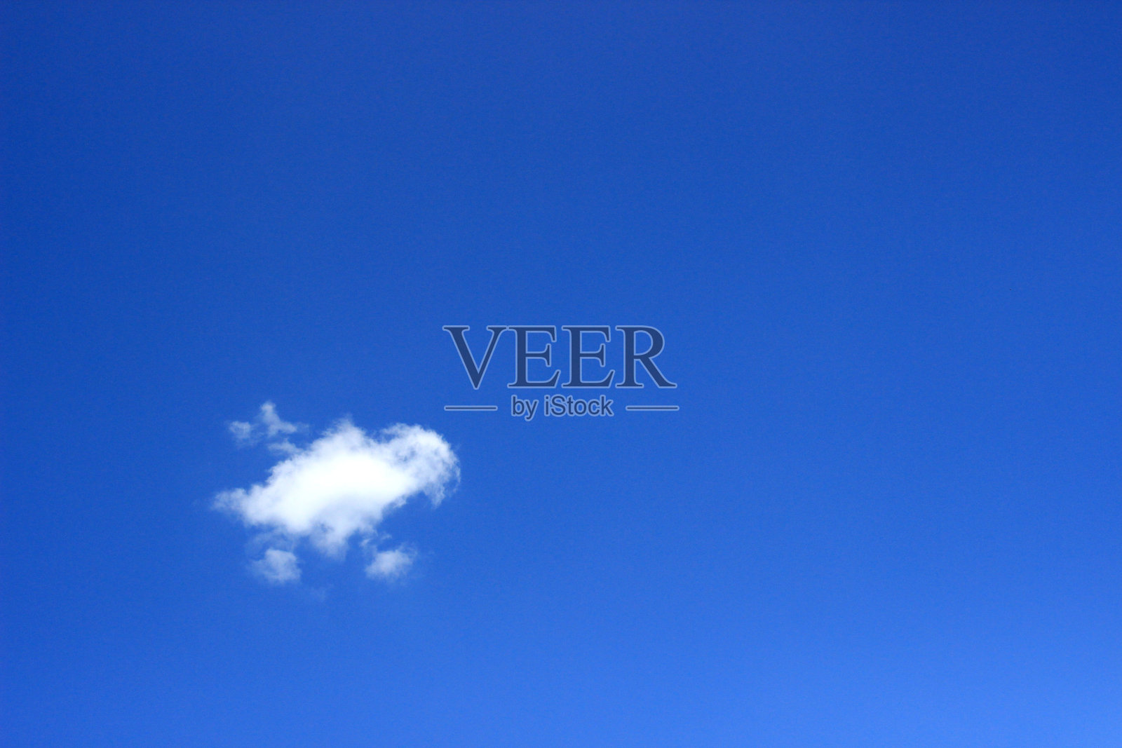 蓝天白云的背景。它既美丽又自然。照片摄影图片