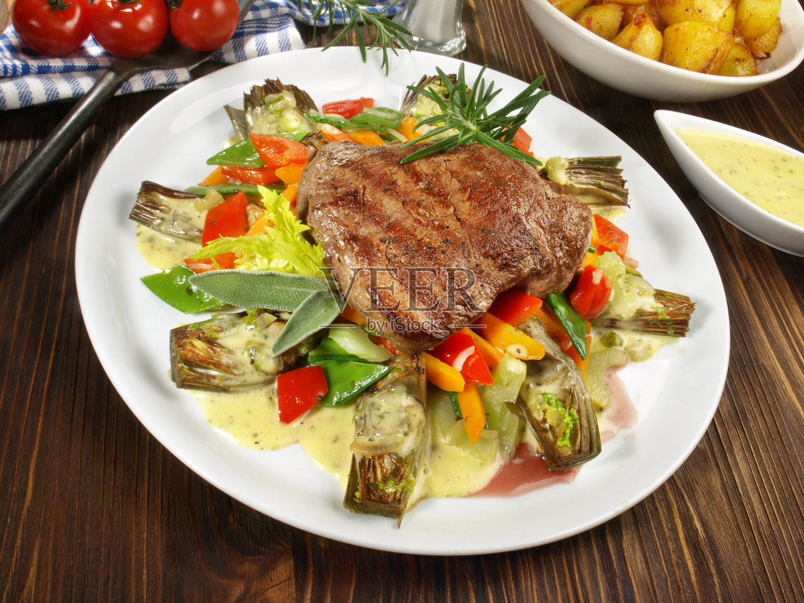 夏多布里昂牛排配蔬菜和酱汁照片摄影图片