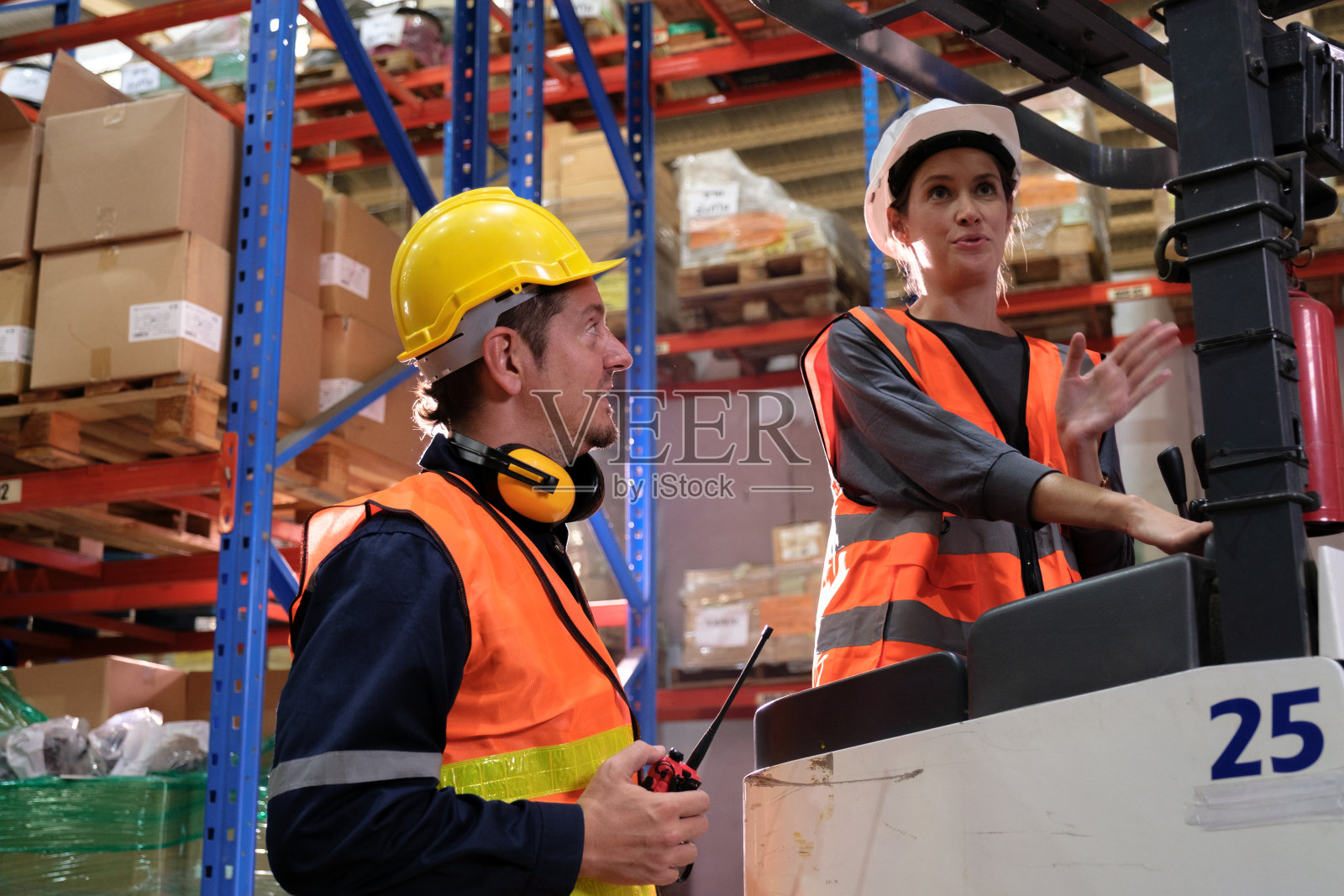 在仓库工厂工作的产业工人。照片摄影图片