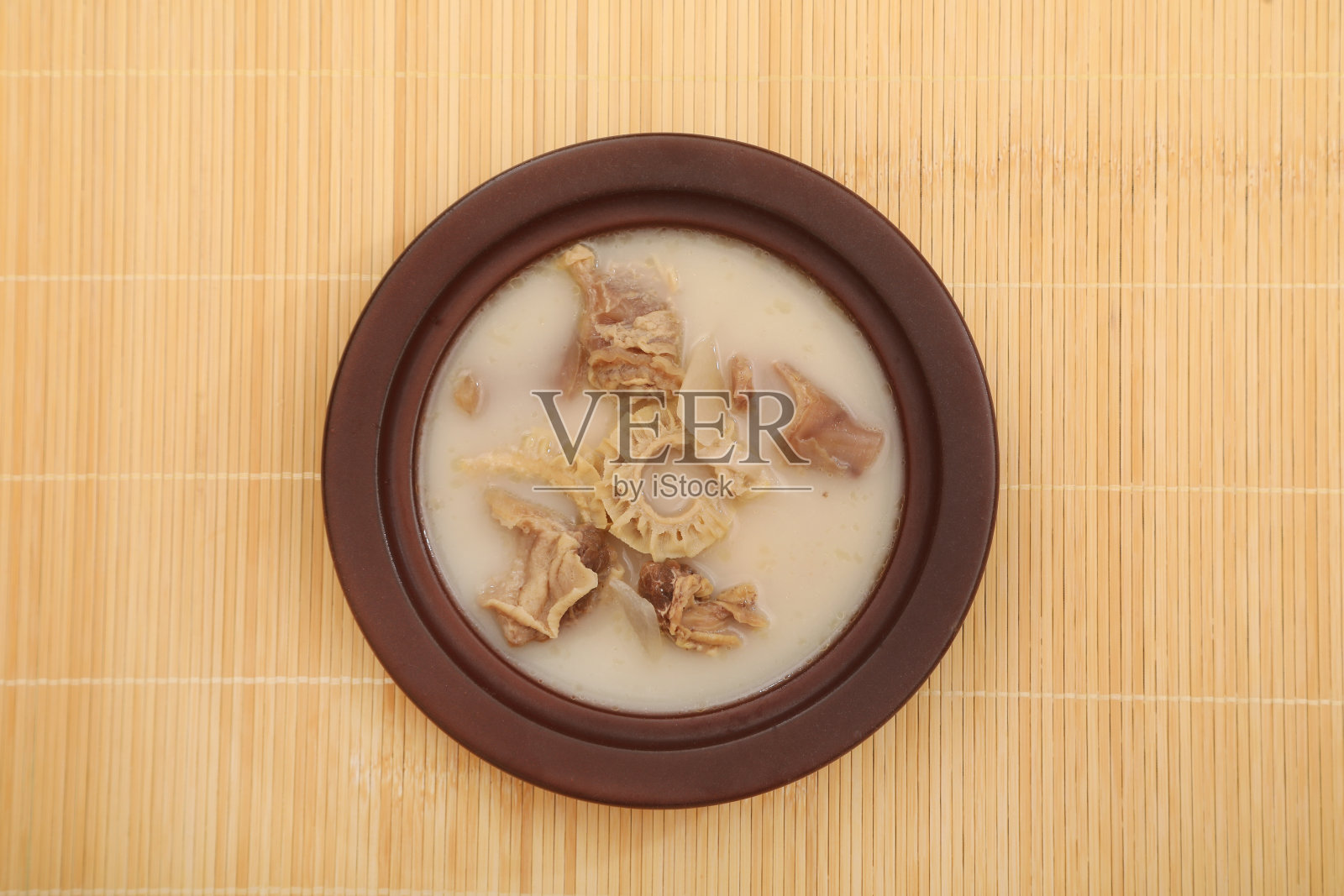 贡汤是韩国文化的代表性菜肴之一。照片摄影图片