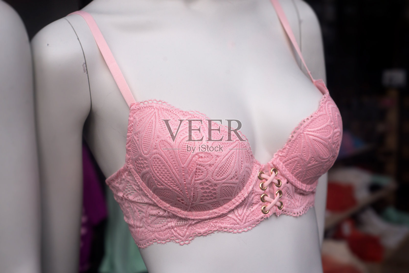 时装店陈列室里，模特身上的粉色胸罩照片摄影图片