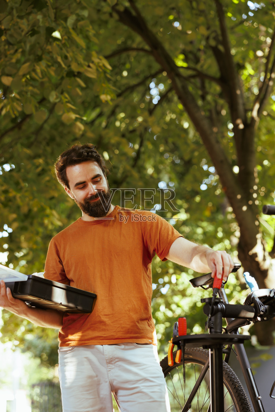 运动员抓自行车工具箱照片摄影图片