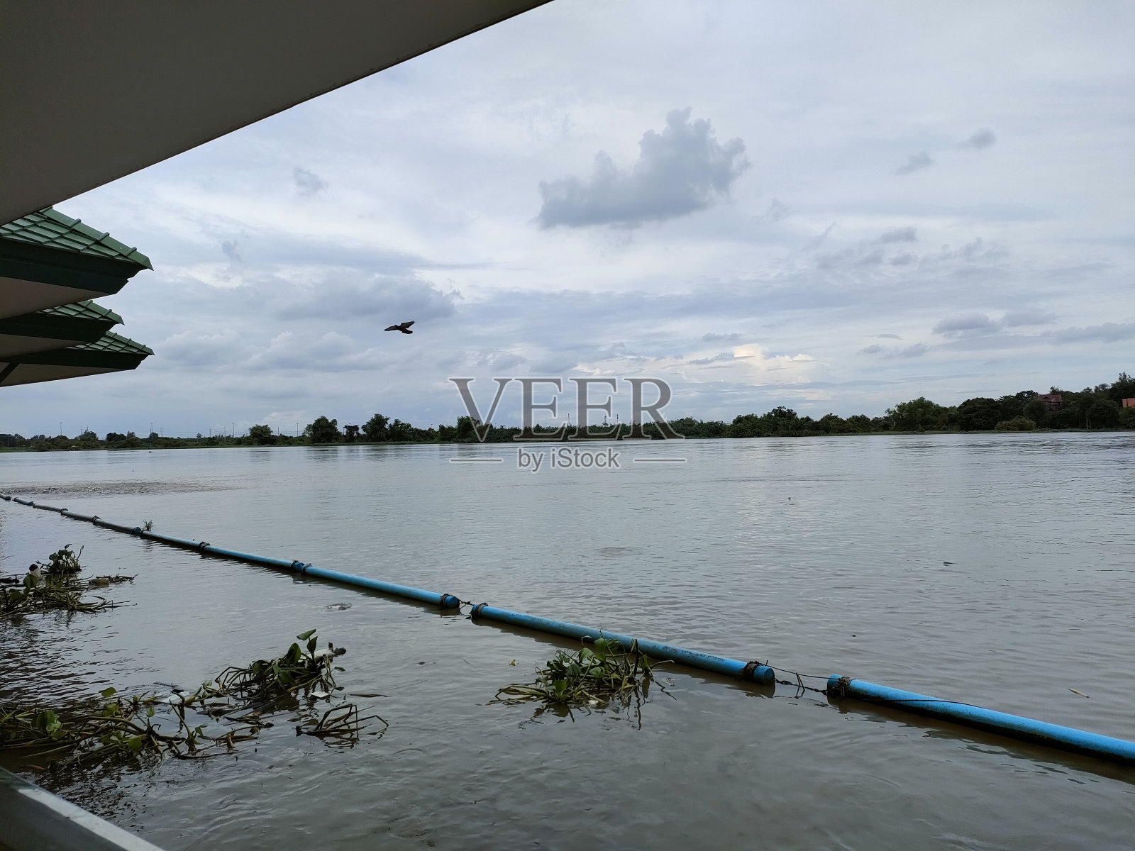 湖上的小船照片摄影图片