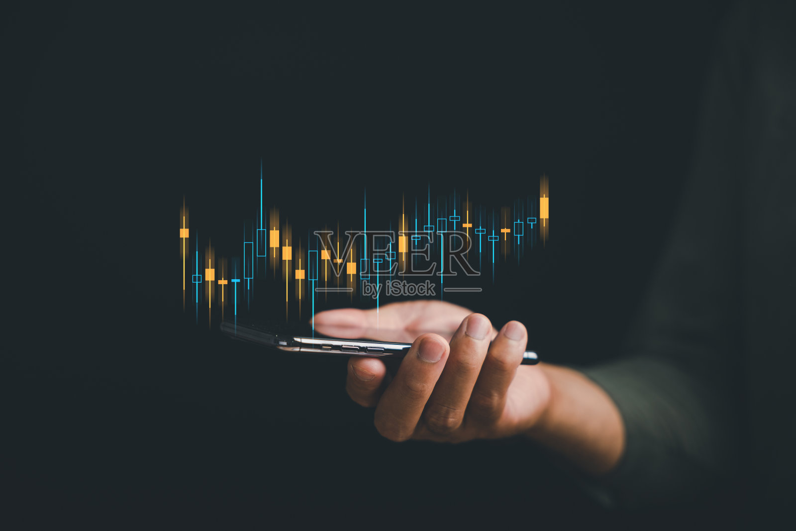 成功的交易者使用智能手机进行网上股票交易照片摄影图片