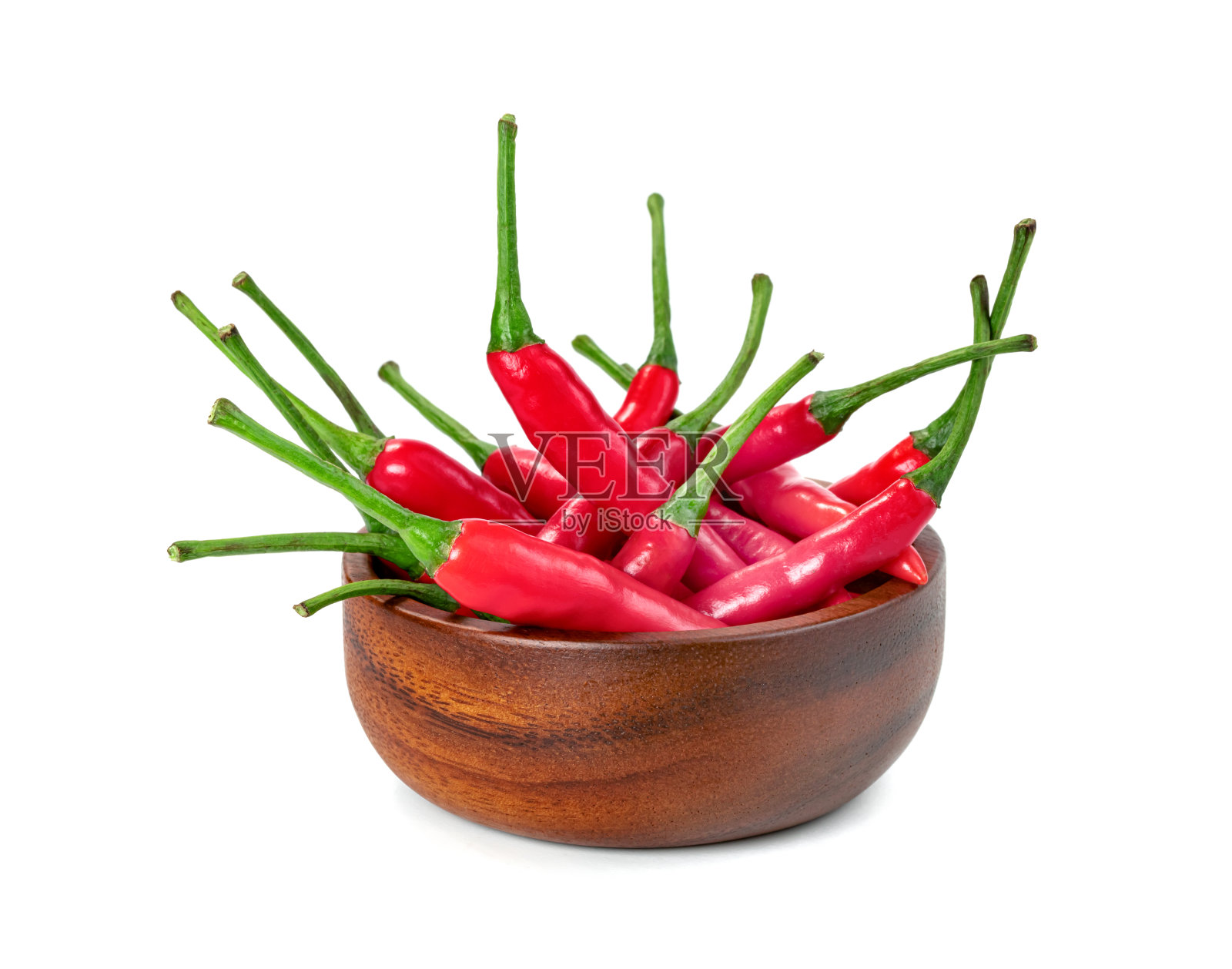 红色的新鲜辣椒与木碗孤立在白色的背景照片摄影图片