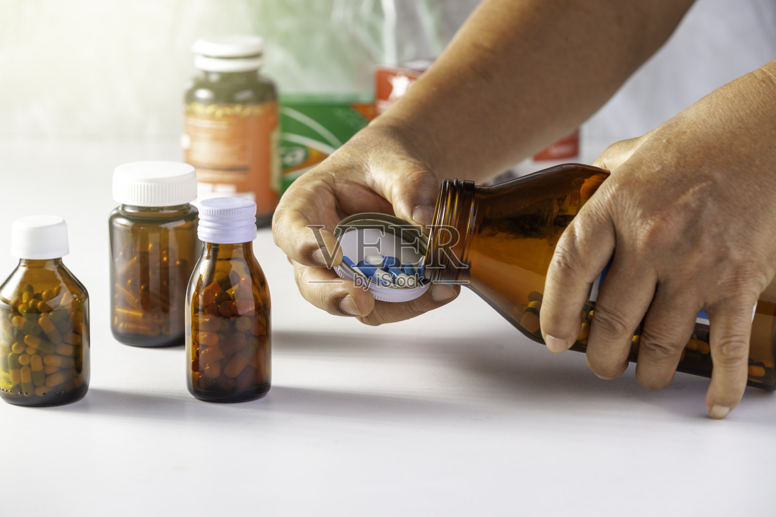 两只手从药瓶里倒药照片摄影图片