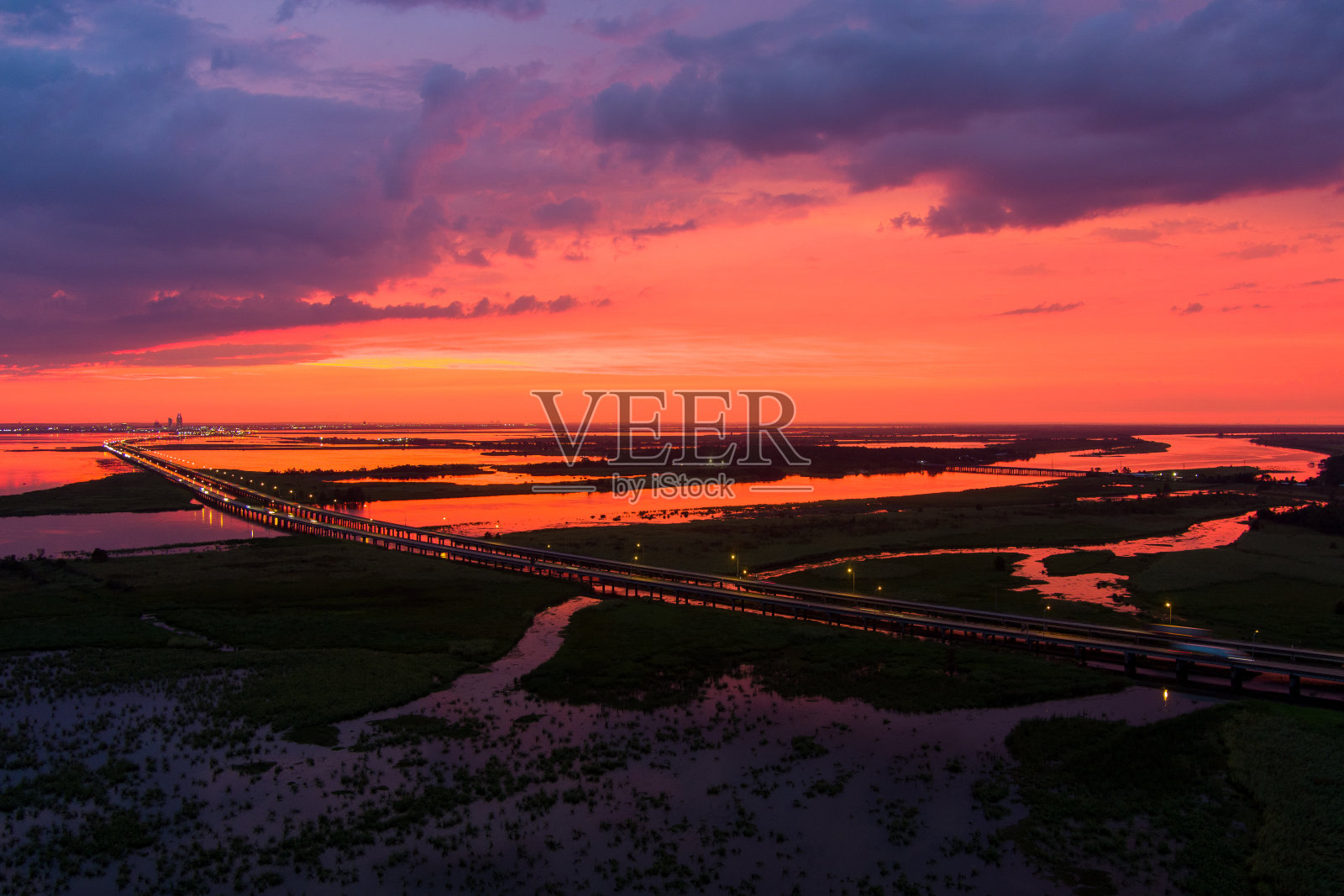阿拉巴马湾沿岸的莫比尔湾日落照片摄影图片