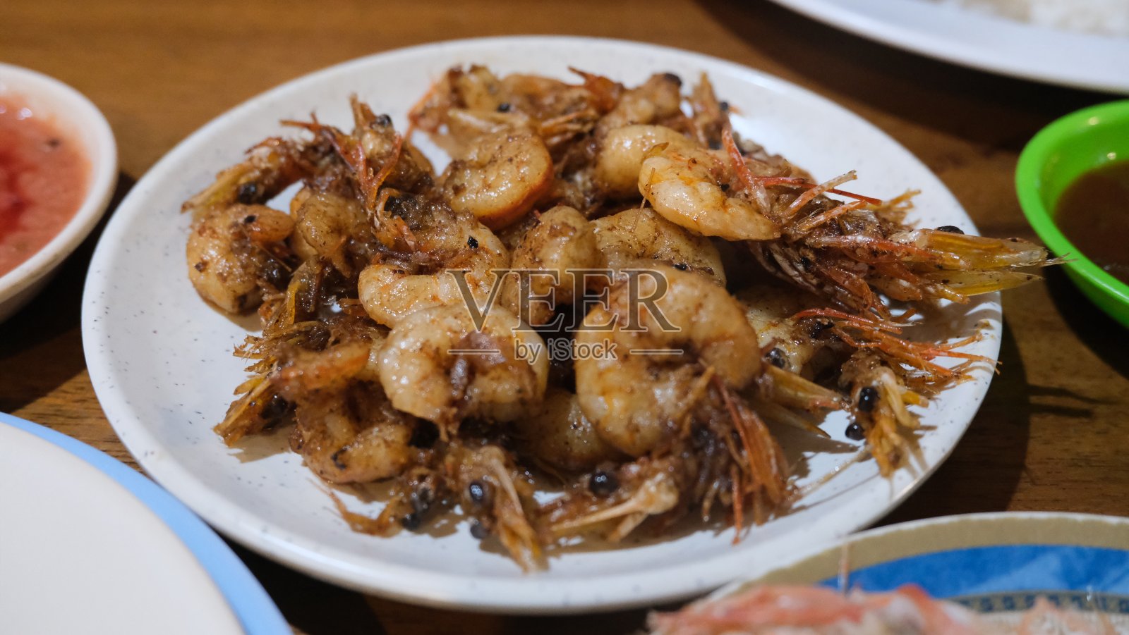 盘里的炸虾是晚餐照片摄影图片