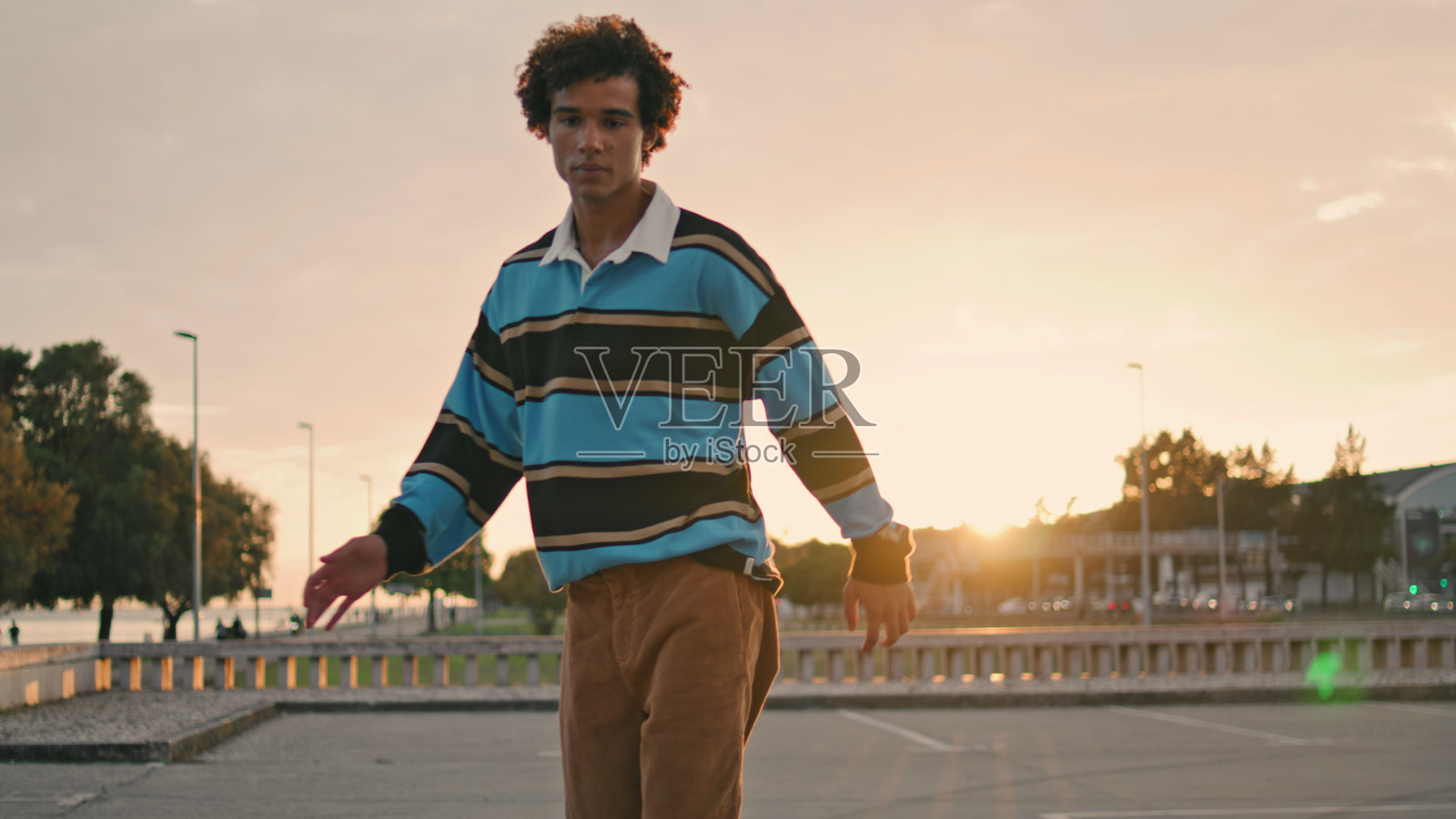 帅哥训练长板户外特写。专注的溜冰者享受街头照片摄影图片