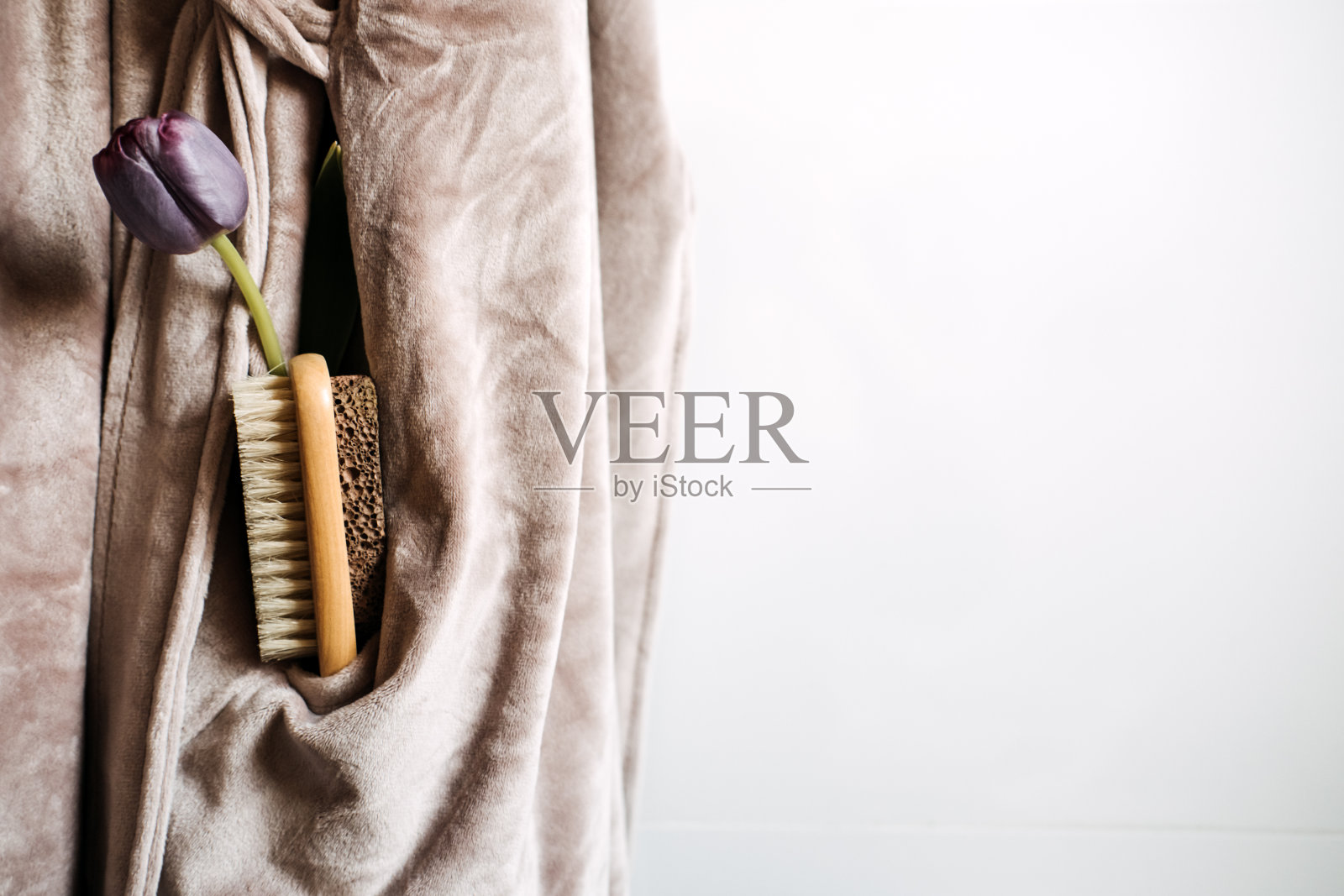 设置为护理皮肤身体，沐浴配件上的浴缸管。集水疗护理化妆品及洗浴用品照片摄影图片