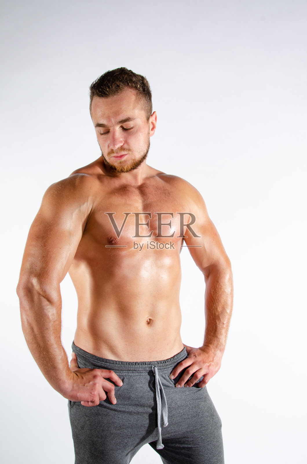 年轻帅气的教练在摄影棚里摆姿势。照片摄影图片