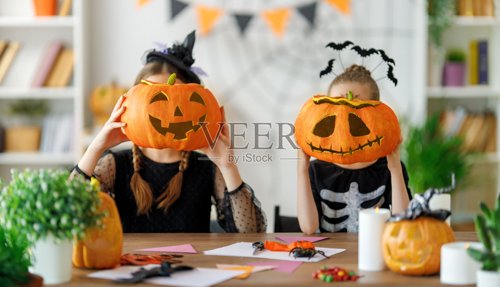 快乐的家庭为万圣节做准备。照片摄影图片