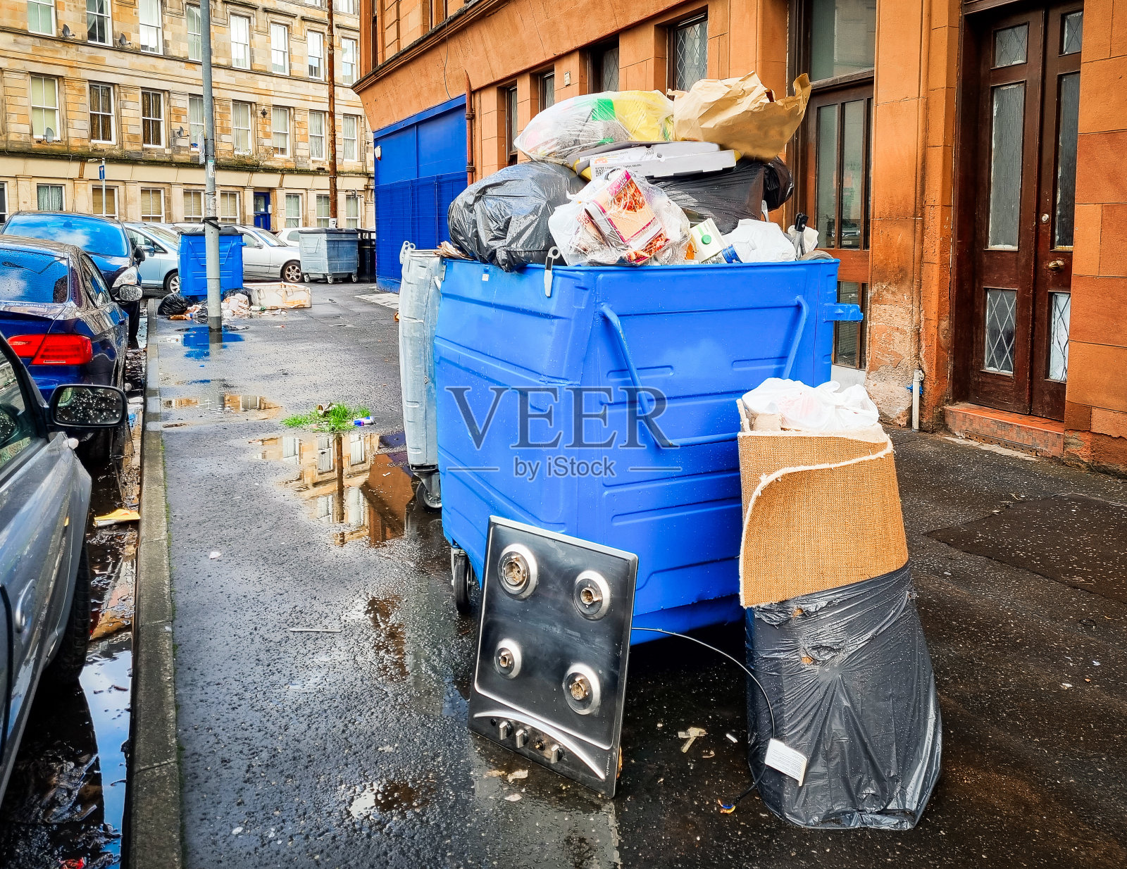 满溢的垃圾箱和家庭垃圾照片摄影图片