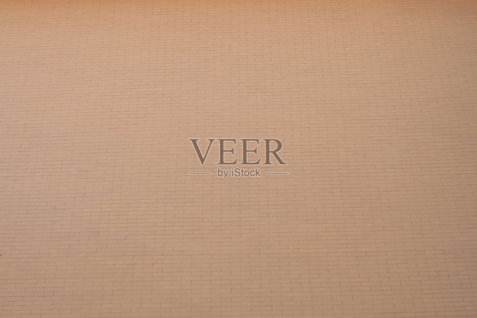 高层建筑外墙的红砖墙使结构坚固耐用，以支撑更多的重量，这是一种经典但现代的建筑。照片摄影图片