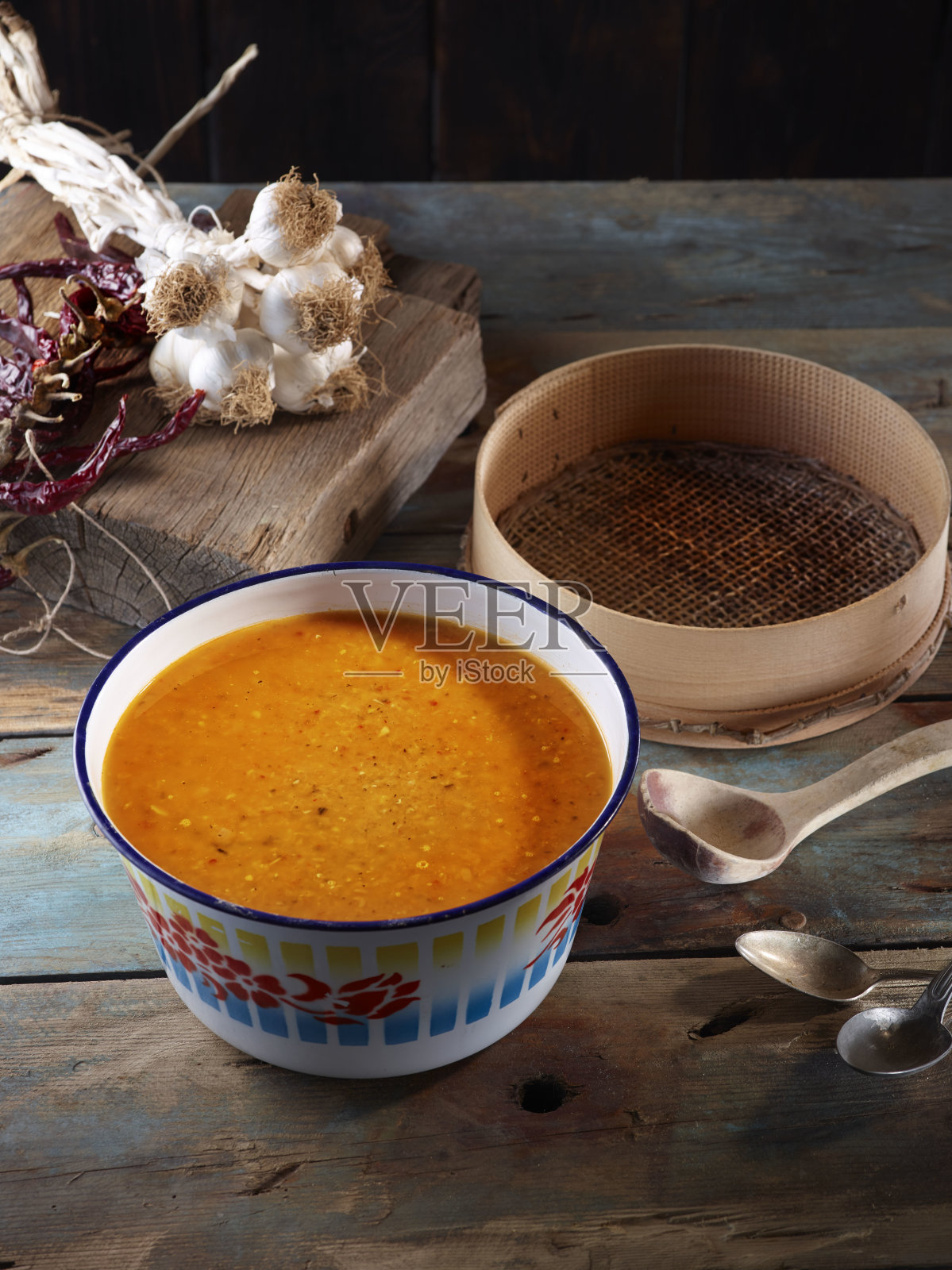 木桌上的扁豆汤配食材照片摄影图片