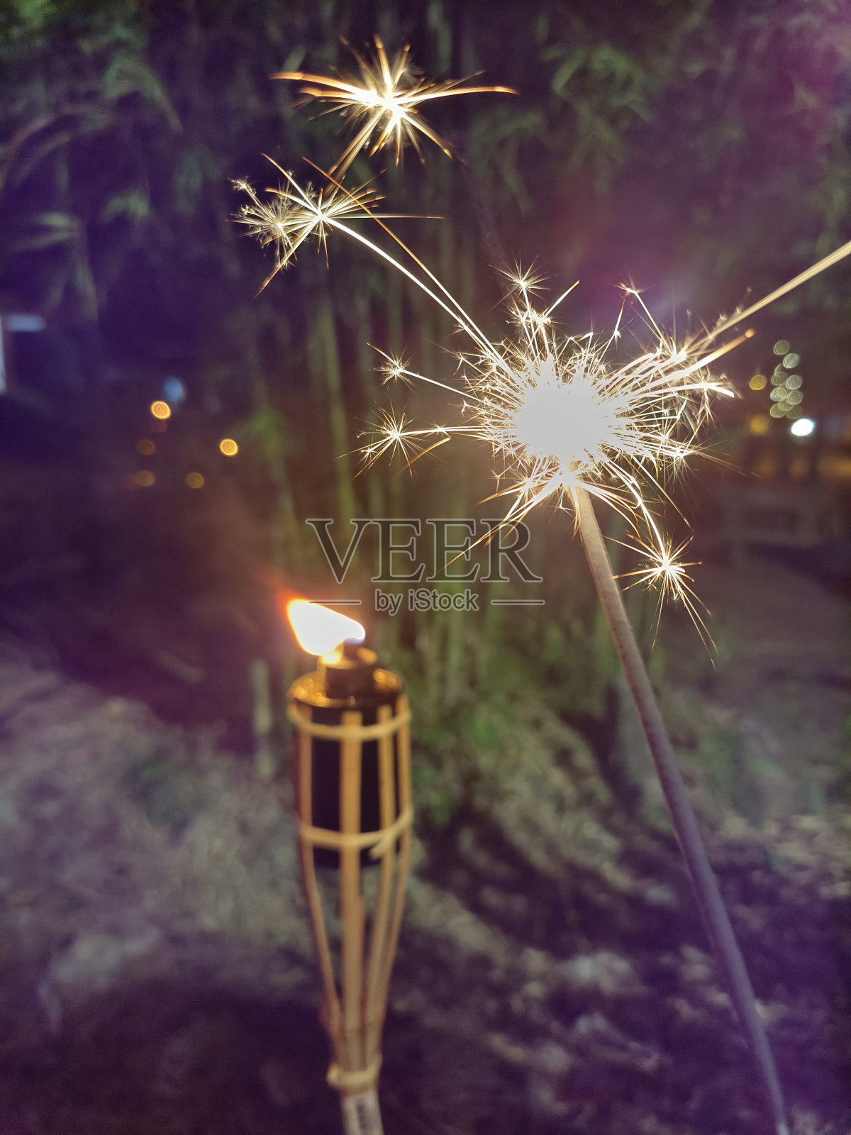 暗色背景下的爆竹爆炸特写照片摄影图片