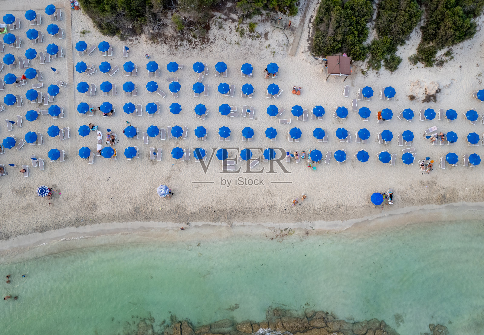 热带沙滩无人机航拍图。沙滩伞，人们游泳和放松。暑假照片摄影图片