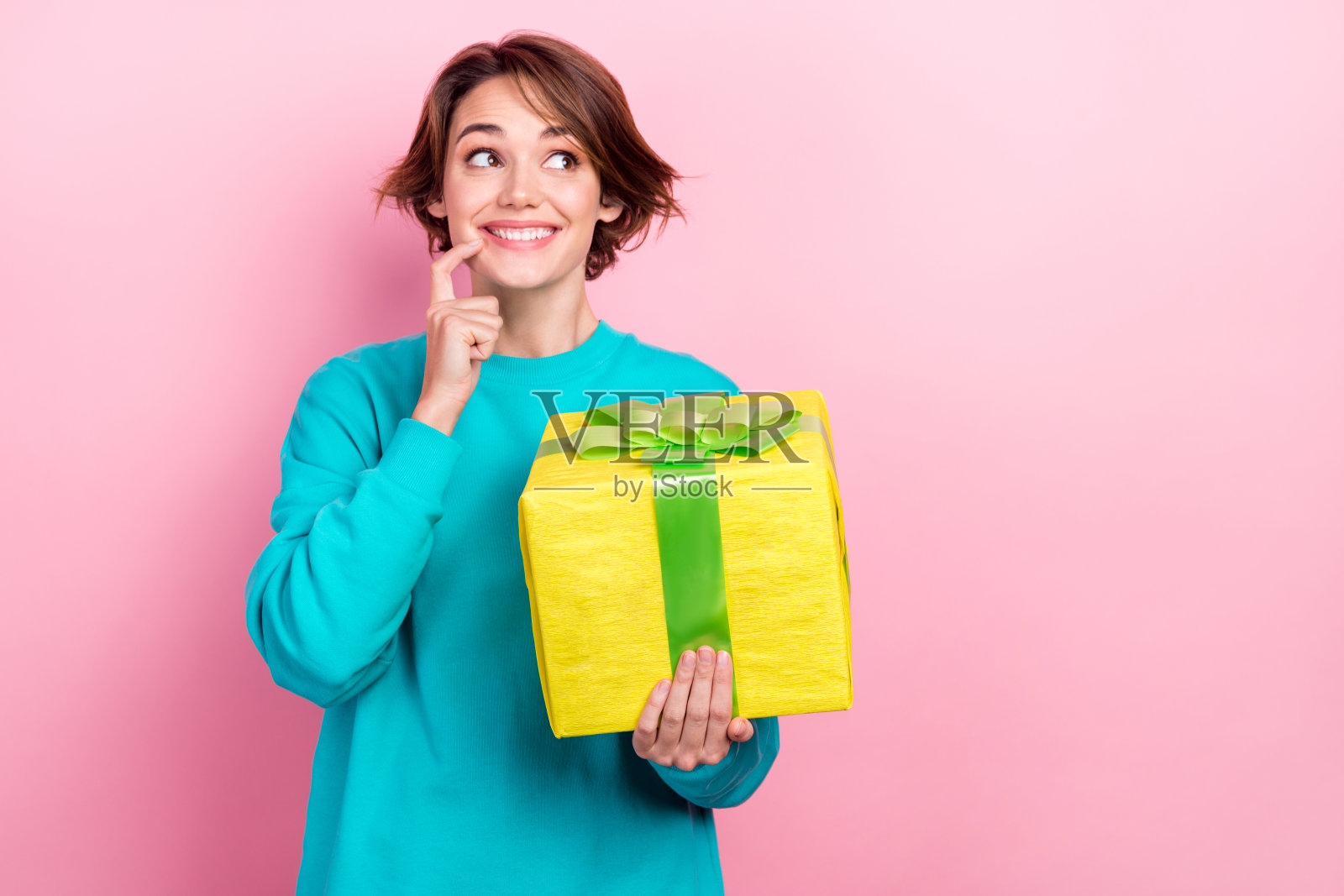 梦幻的肖像棘手的漂亮女士穿着时尚的衣服，手臂触摸脸空白的空间有趣的提供孤立的粉红色背景照片摄影图片