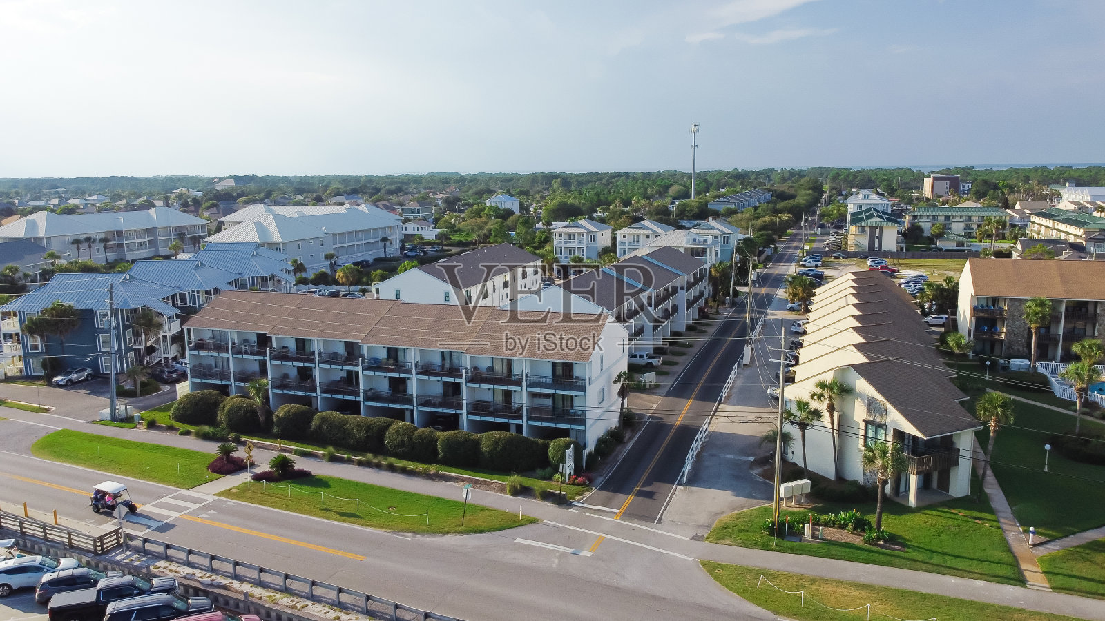 排多层海滩公寓，公寓和度假租赁社区，海滩社区沿着98风景海湾大道米拉马尔海滩在沃尔顿，佛罗里达州，美国照片摄影图片