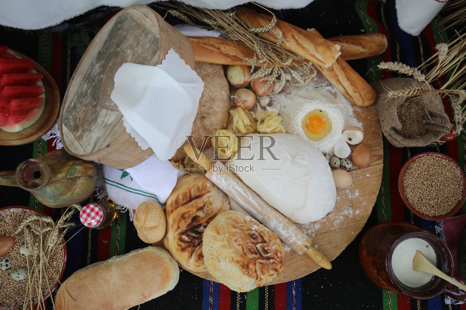 刚出炉的自制面包。一些美味的自制烘焙产品的图片。照片摄影图片