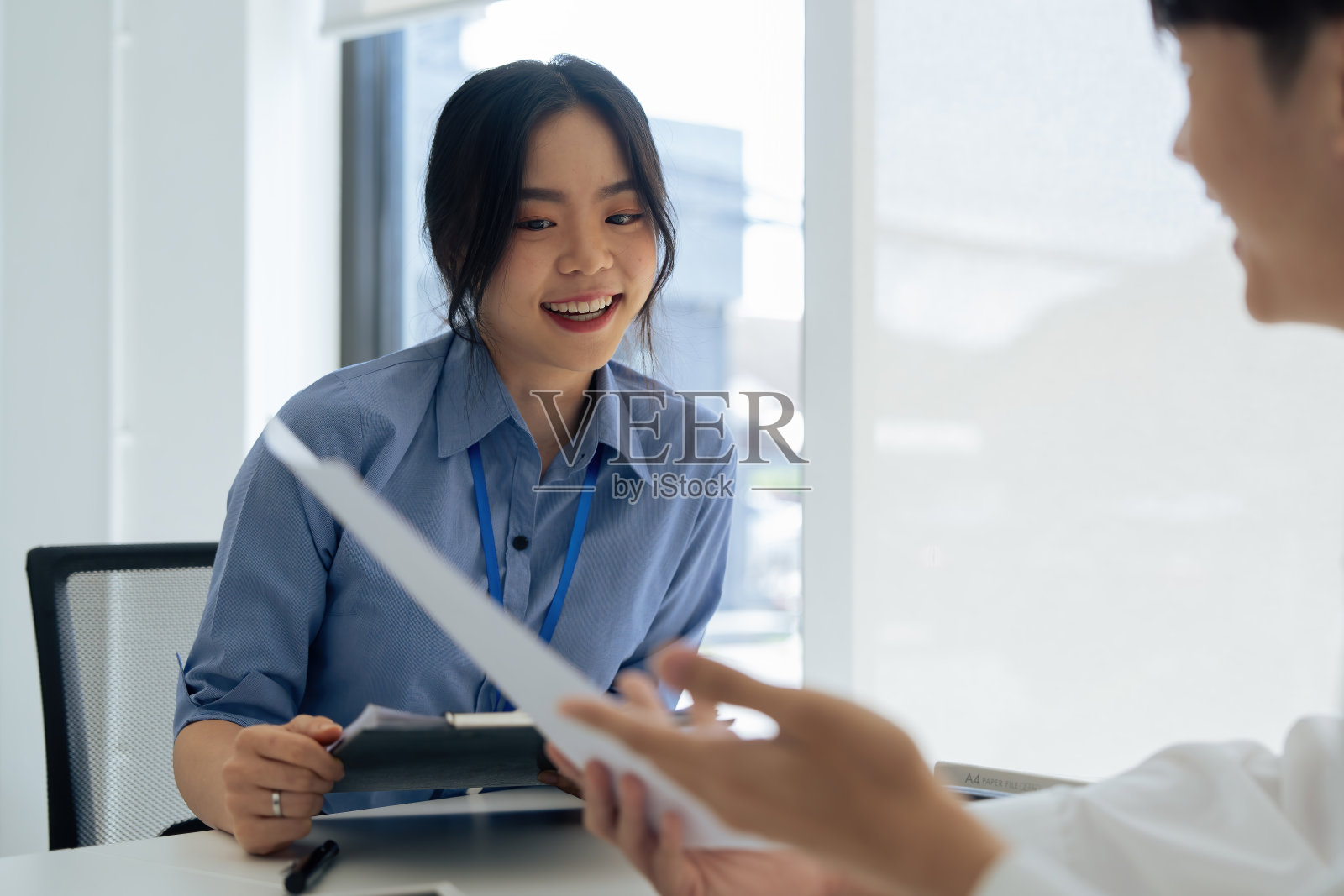 员工在办公室一起讨论营业收入报告照片摄影图片