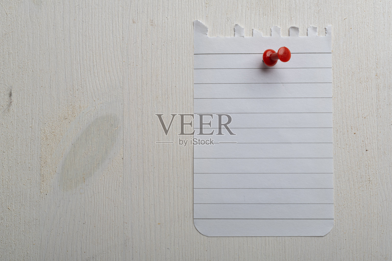 用红色图钉挂在木墙上的笔记本纸照片摄影图片