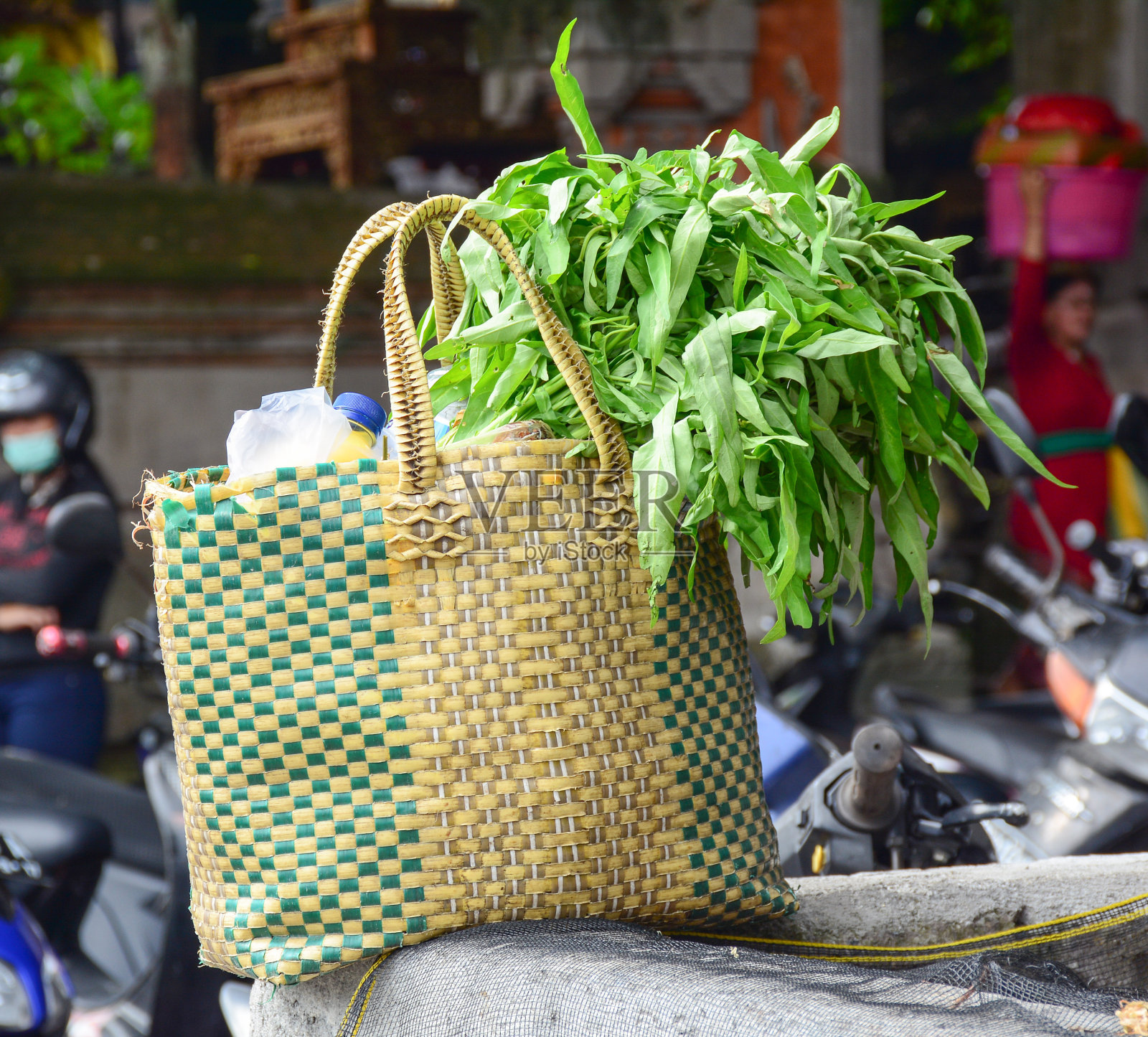 市场上的一篮子蔬菜照片摄影图片