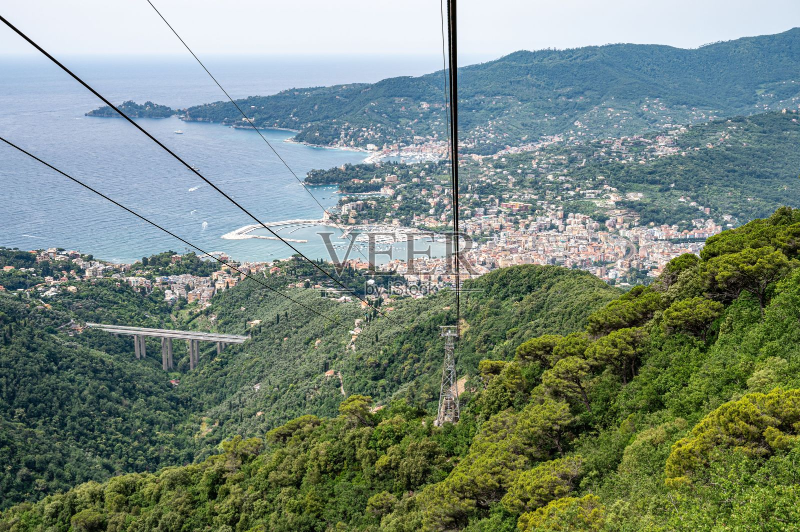 意大利拉帕洛-蒙塔莱格罗缆车鸟瞰图。照片摄影图片