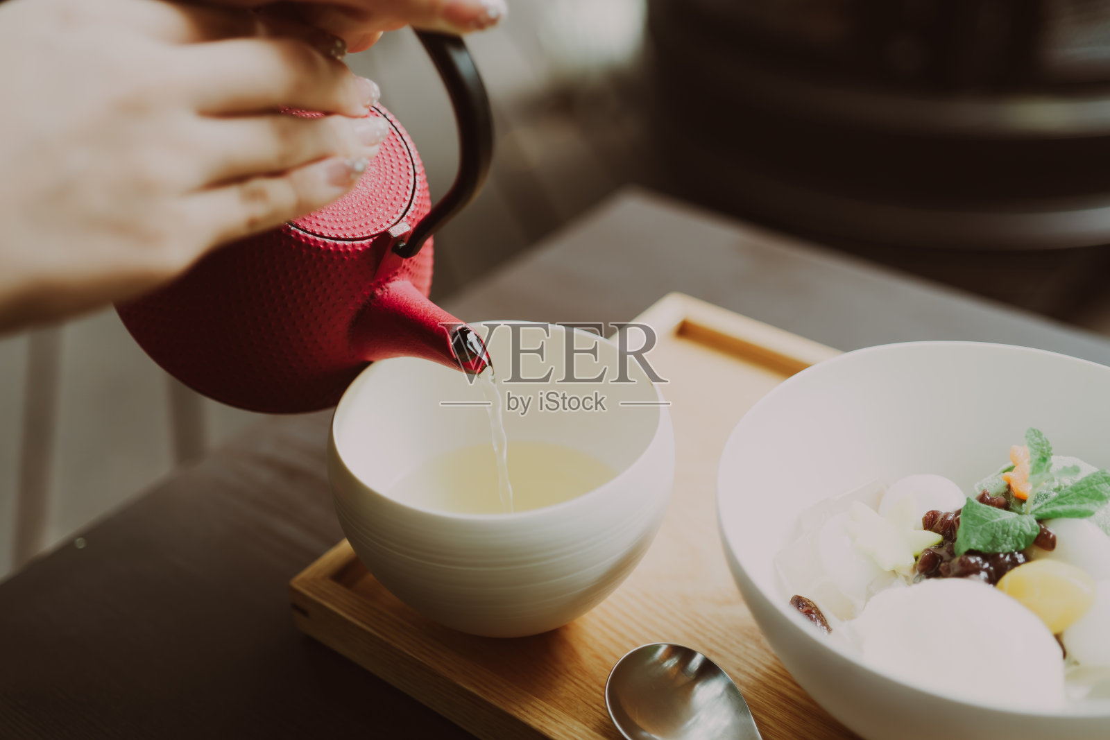 河边咖啡馆里的日式甜点和抹茶绿茶照片摄影图片