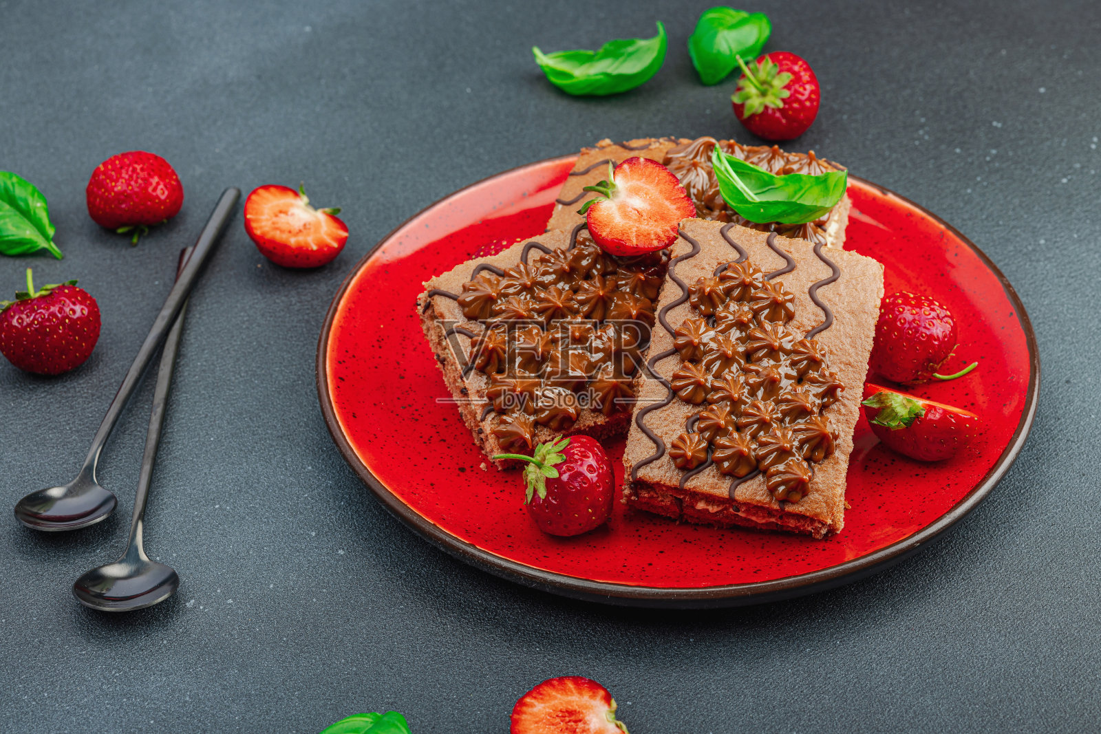 美味的巧克力蛋糕和新鲜的草莓。甜品，早安概念照片摄影图片