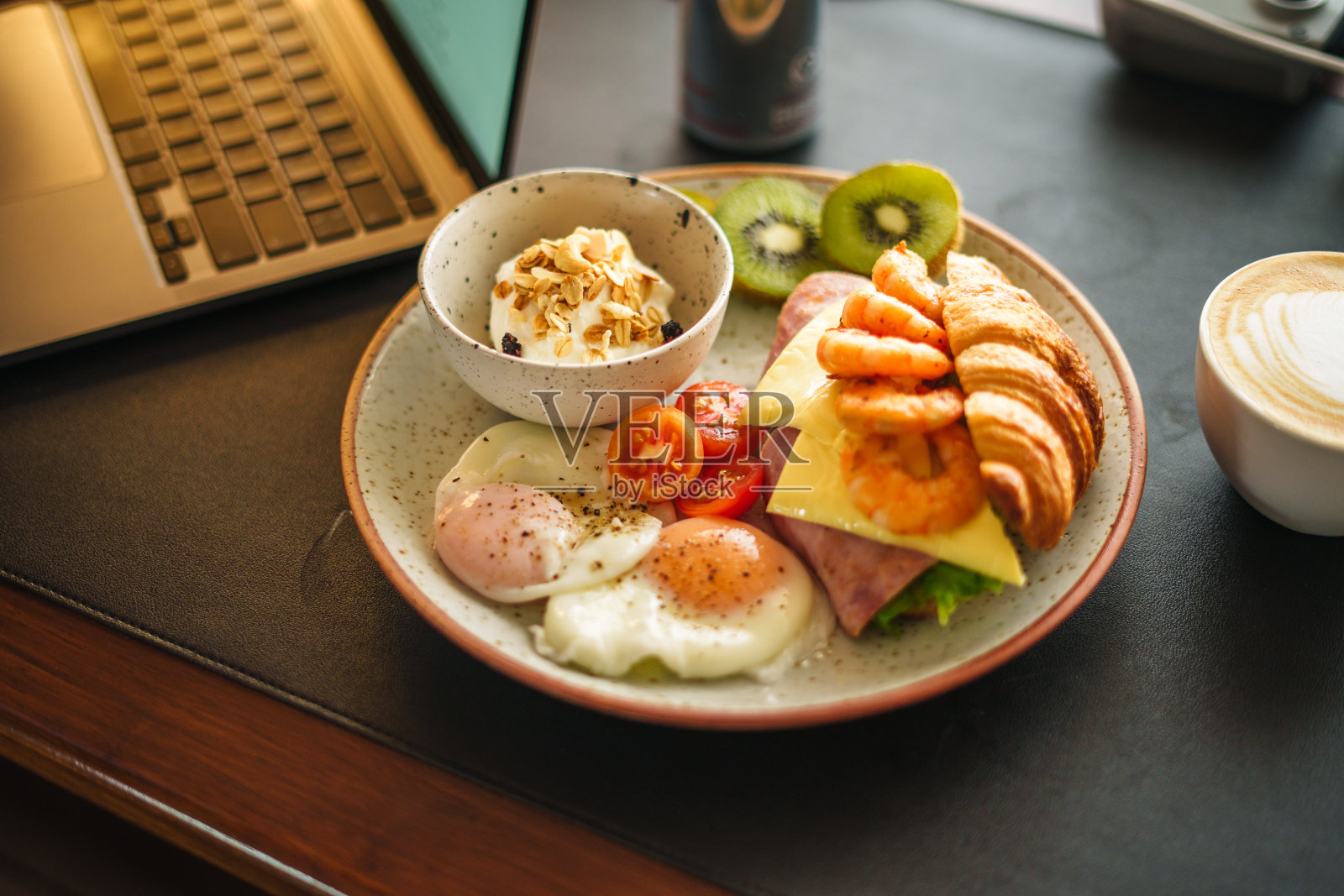 早餐三明治羊角包火腿奶酪照片摄影图片
